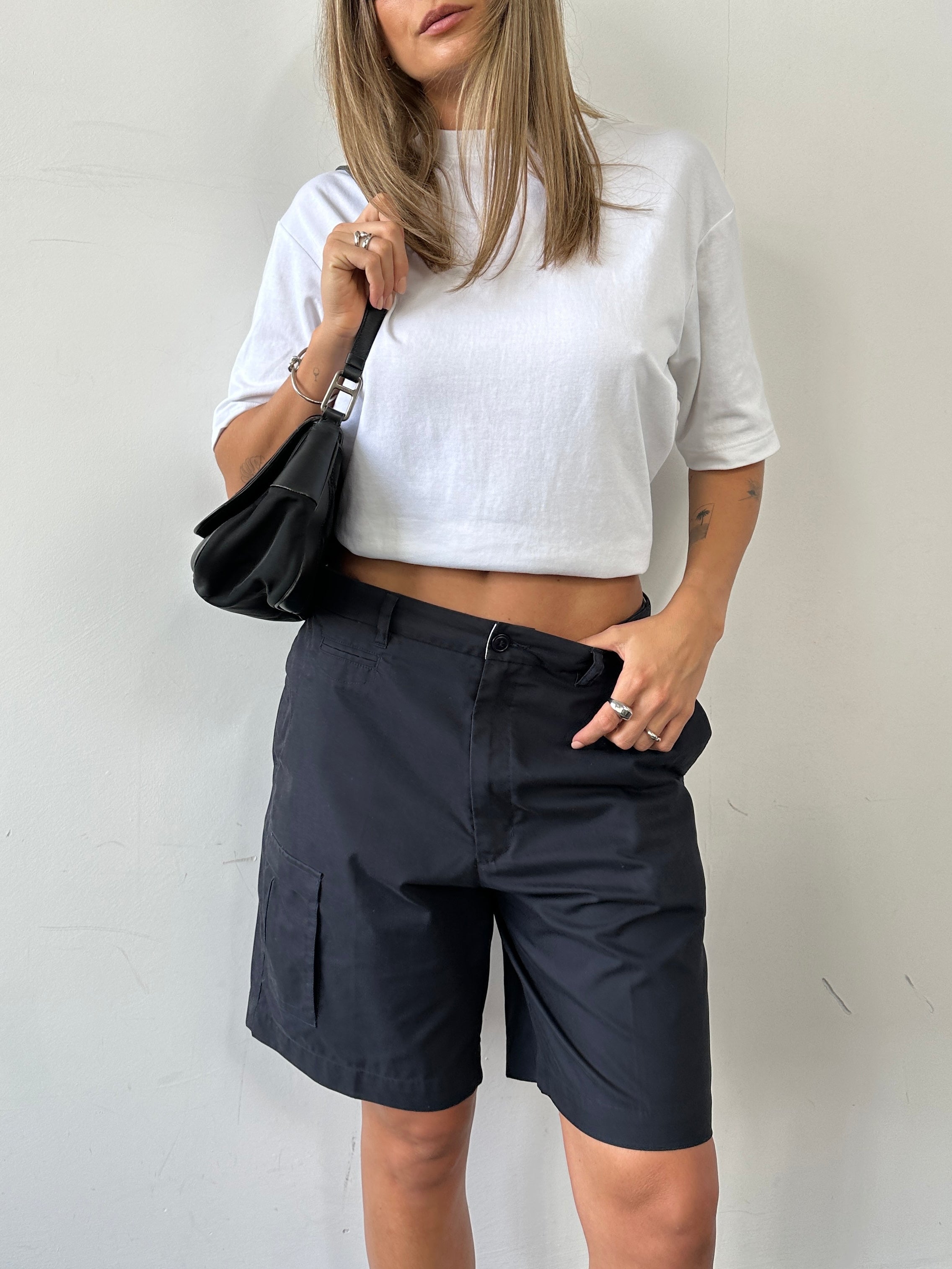 Vintage loose leg relaxed shorts in size W32/34, made of comfortable fabric, featuring a vintage style and relaxed fit.