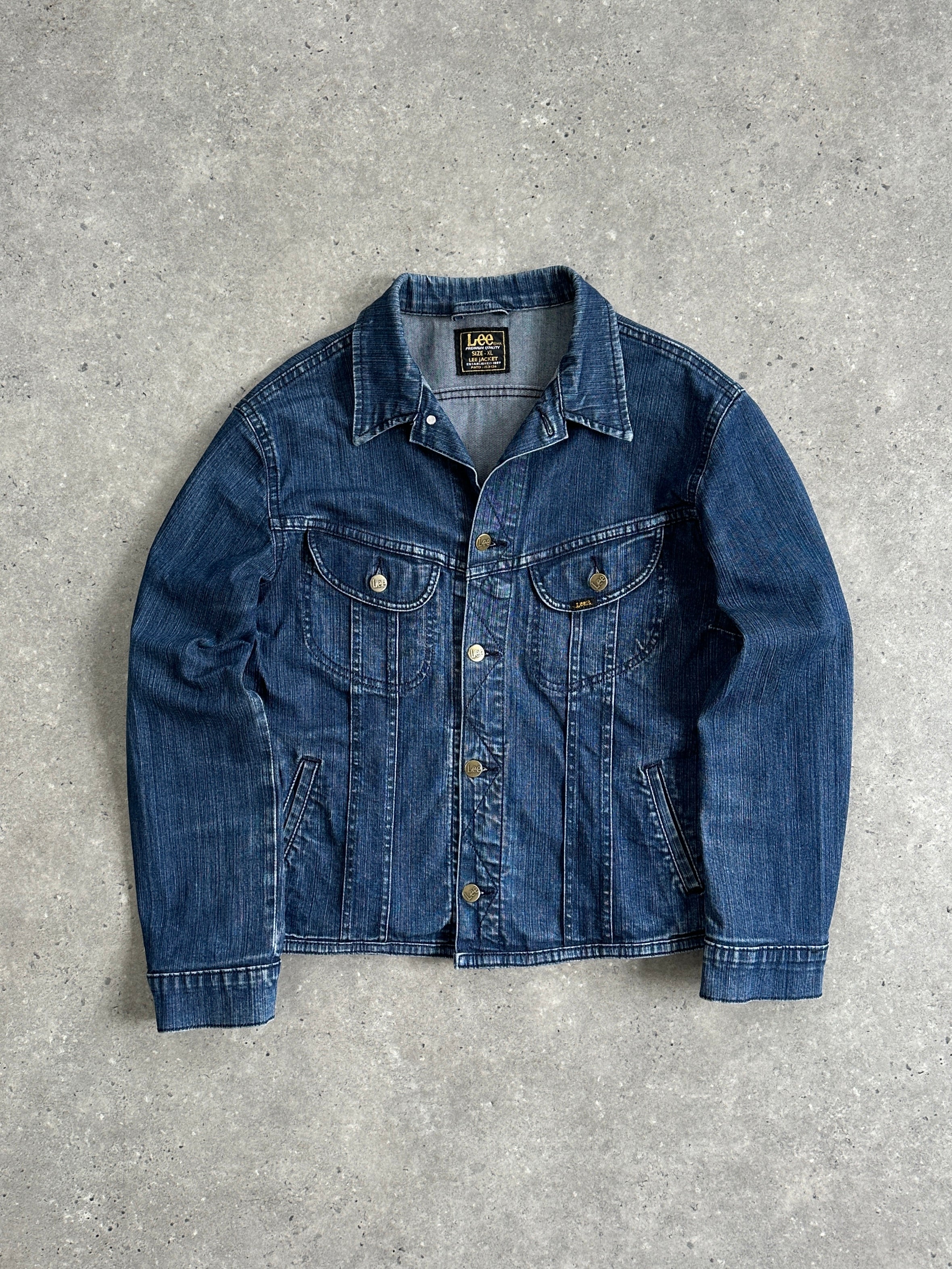 Lee cotton fitted denim jacket in size M, showing classic blue denim with front pockets and button closure.