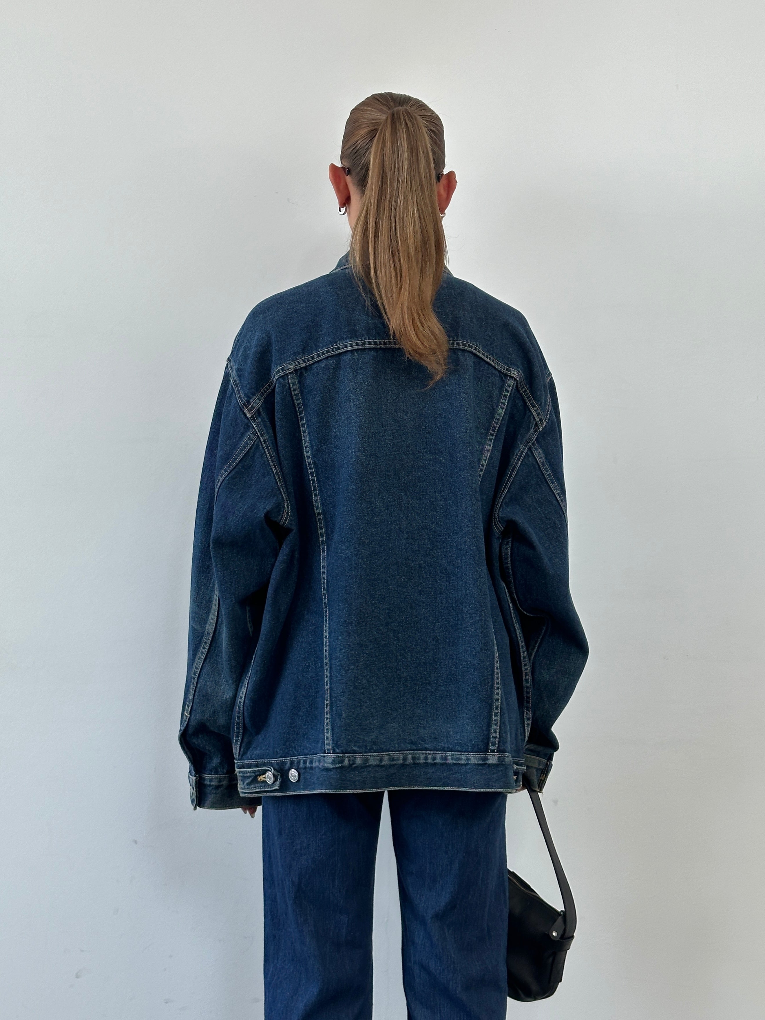 Levi’s denim jacket in XXL size, featuring classic blue denim with button closure and chest pockets, displayed on a hanger.