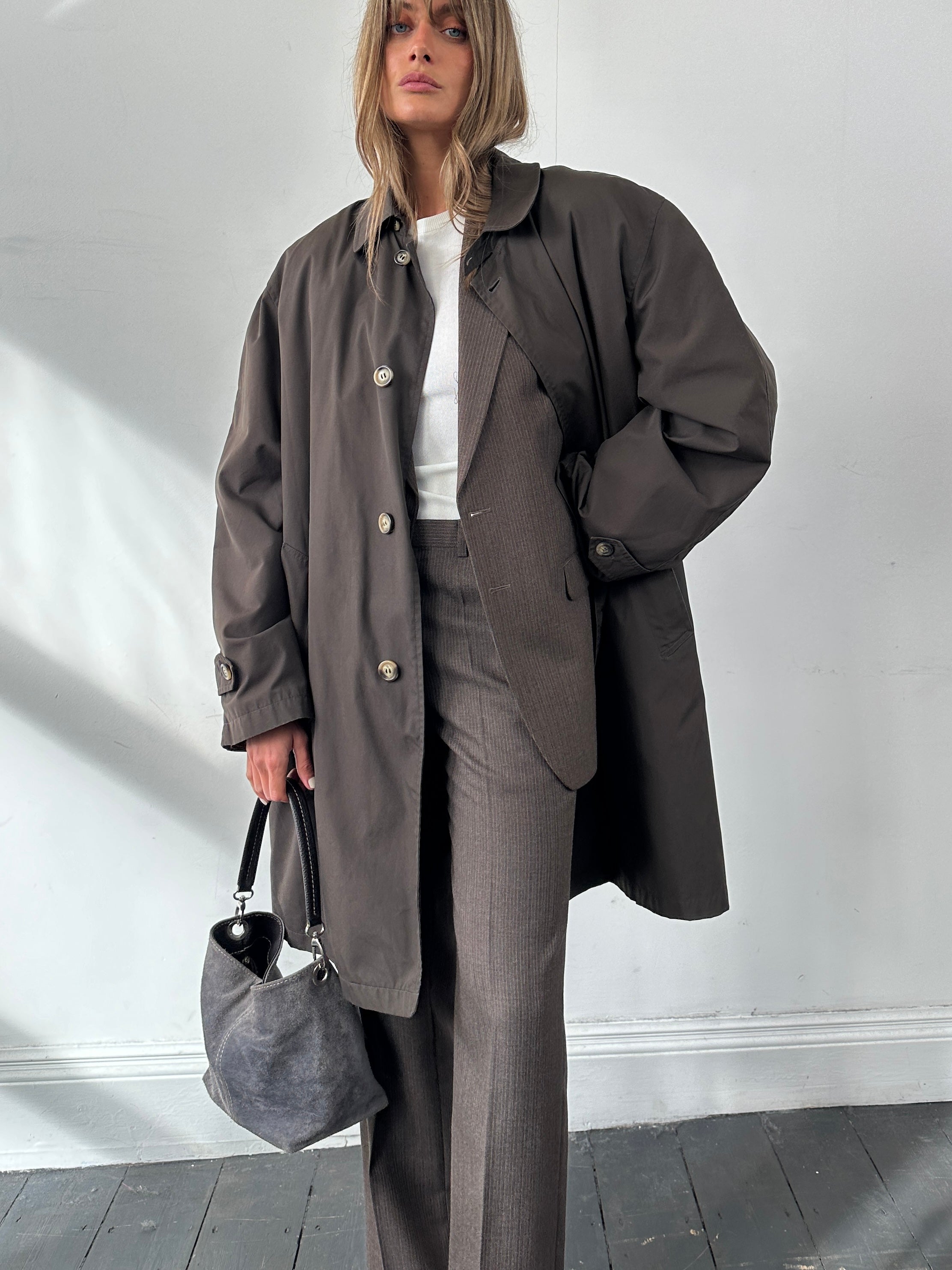 Vintage concealed placket trench coat in XXL, featuring classic design, button details, and a timeless silhouette.