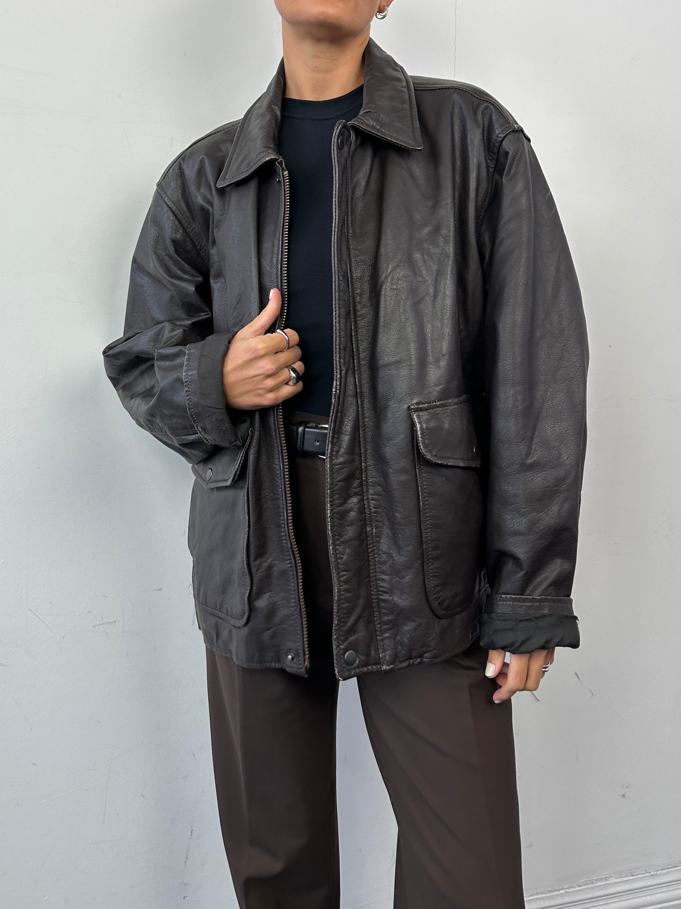 Vintage minimal zip-up leather jacket in XL, showcasing classic design, smooth leather texture, and zipper details.