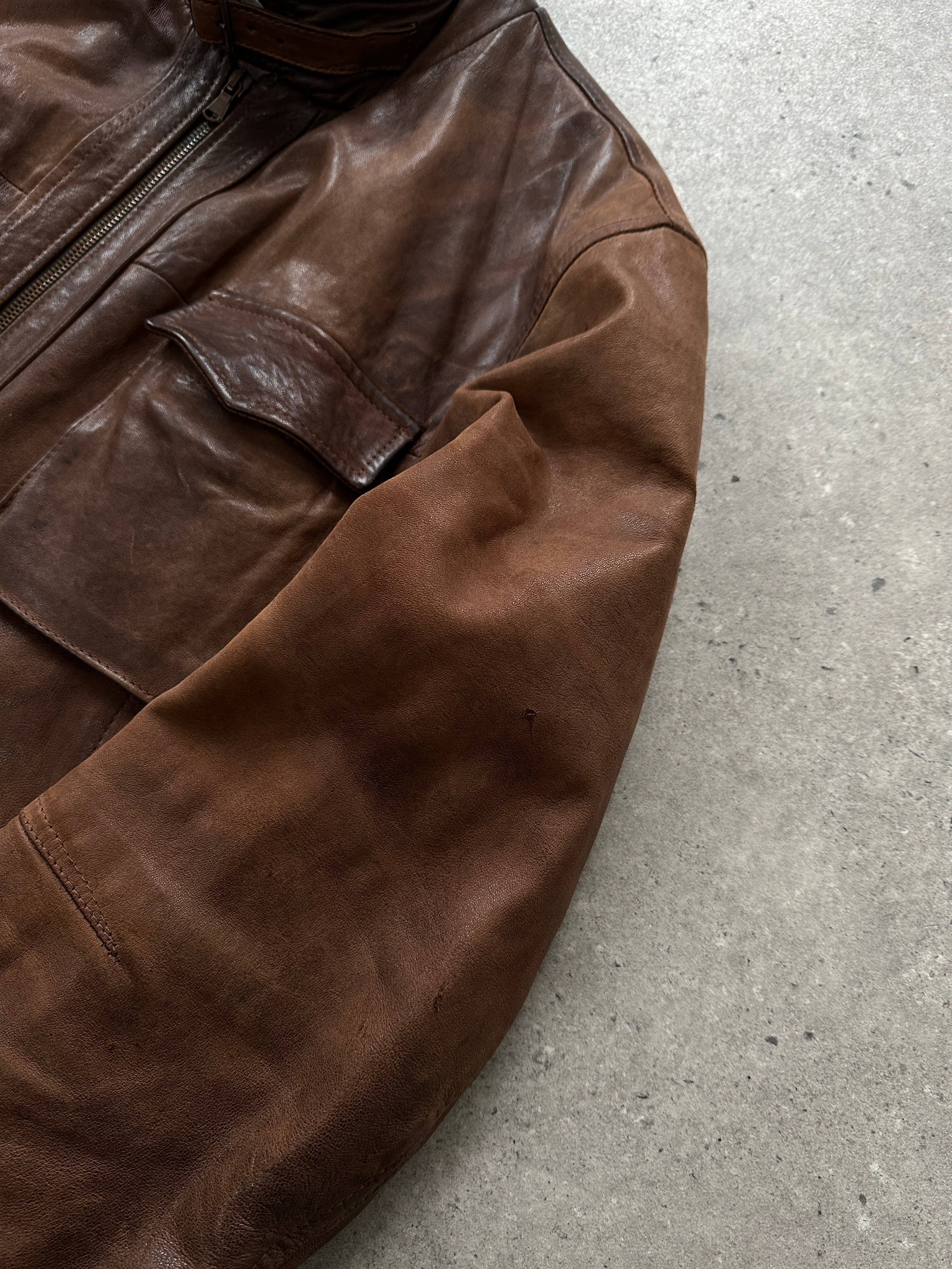 Vintage Italian vintage aged leather jacket, size L, stylish and durable men's jacket with rugged leather texture.