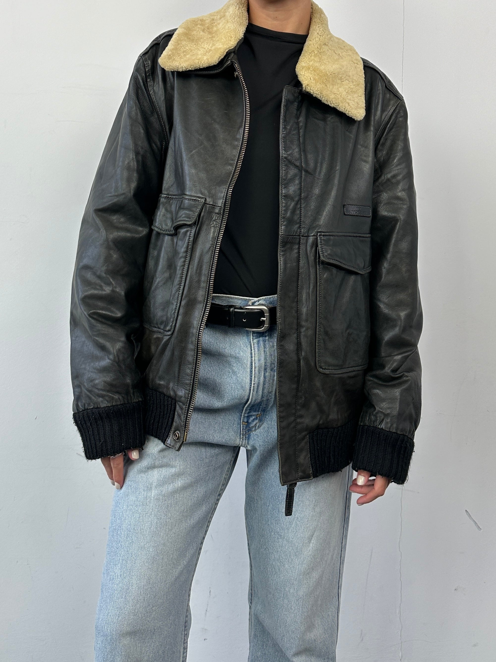 Vintage aviator leather bomber jacket with removable fur collar, size L/XL, featuring classic vintage style and durable leather material.