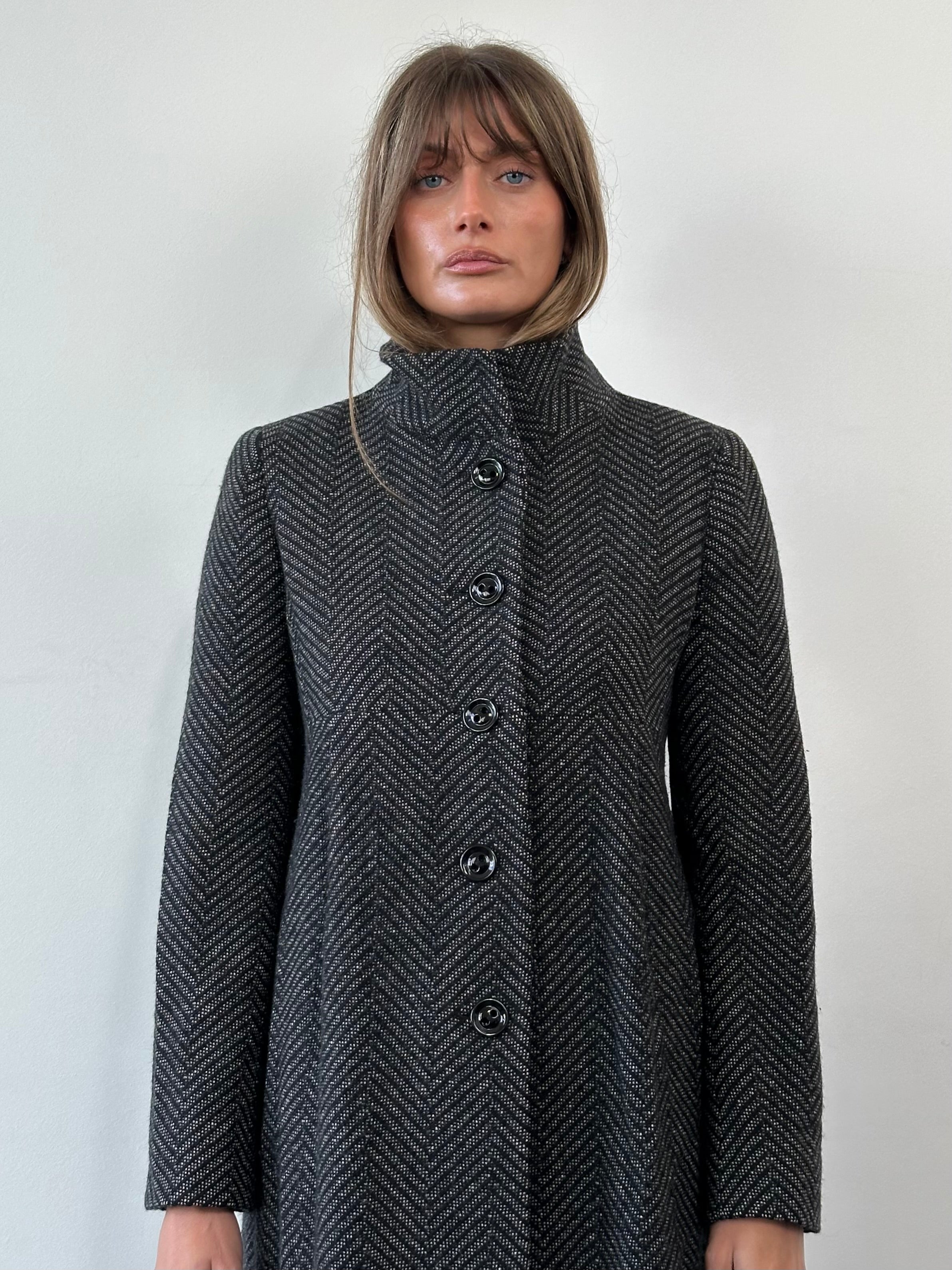 Max Mara wool cashmere herringbone single-breasted coat in S/M, tailored design with classic herringbone pattern and structured collar.