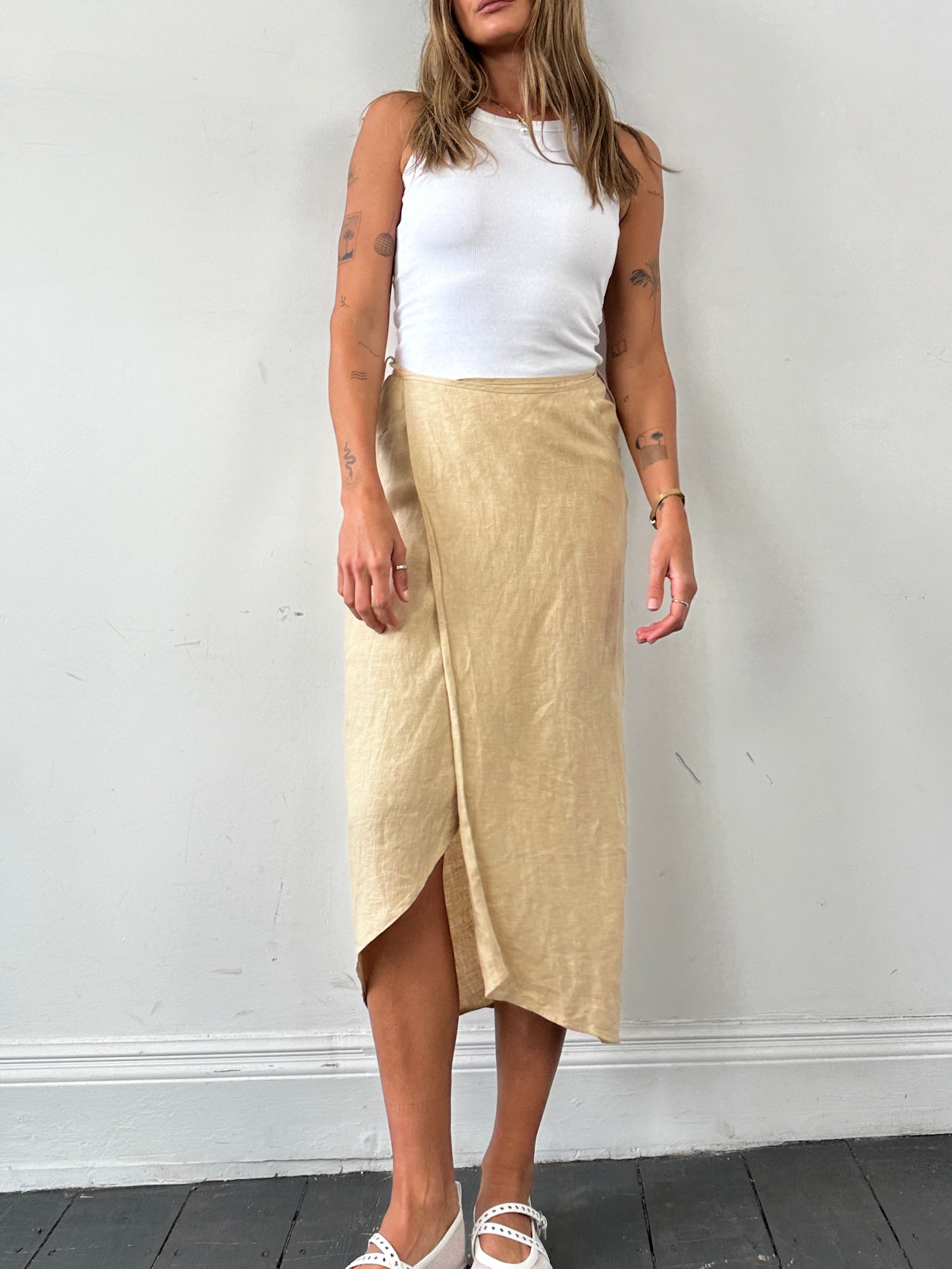 Italian Vintage pure linen midi wrap skirt in S/M size, featuring a classic design and natural linen fabric.