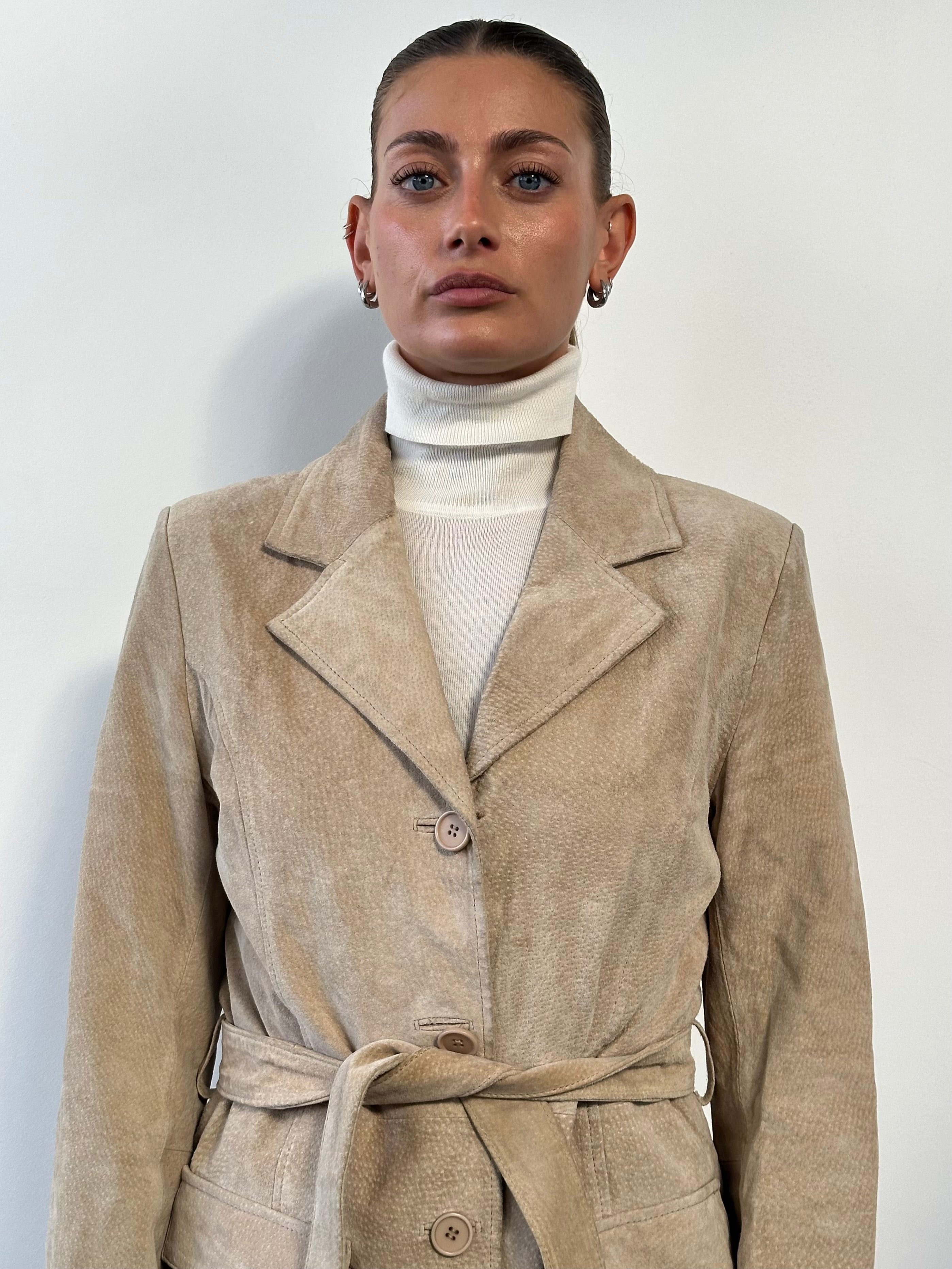 Vintage belted suede jacket, size M, stylish and classic outerwear with a soft suede texture and vintage-inspired design.