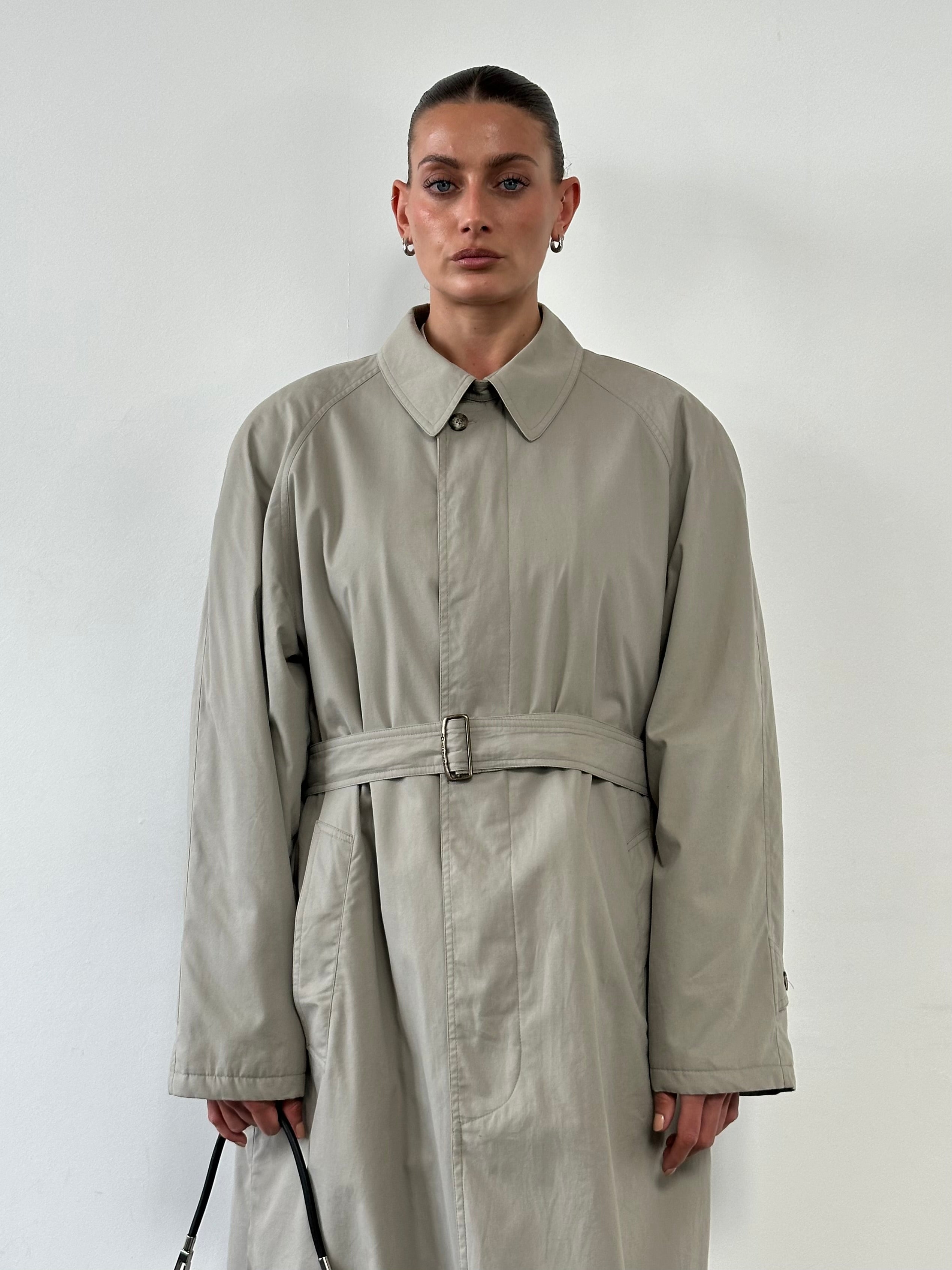 Vintage Italian vintage trench coat with concealed placket, belt, and XL size, stylish and timeless outerwear.
