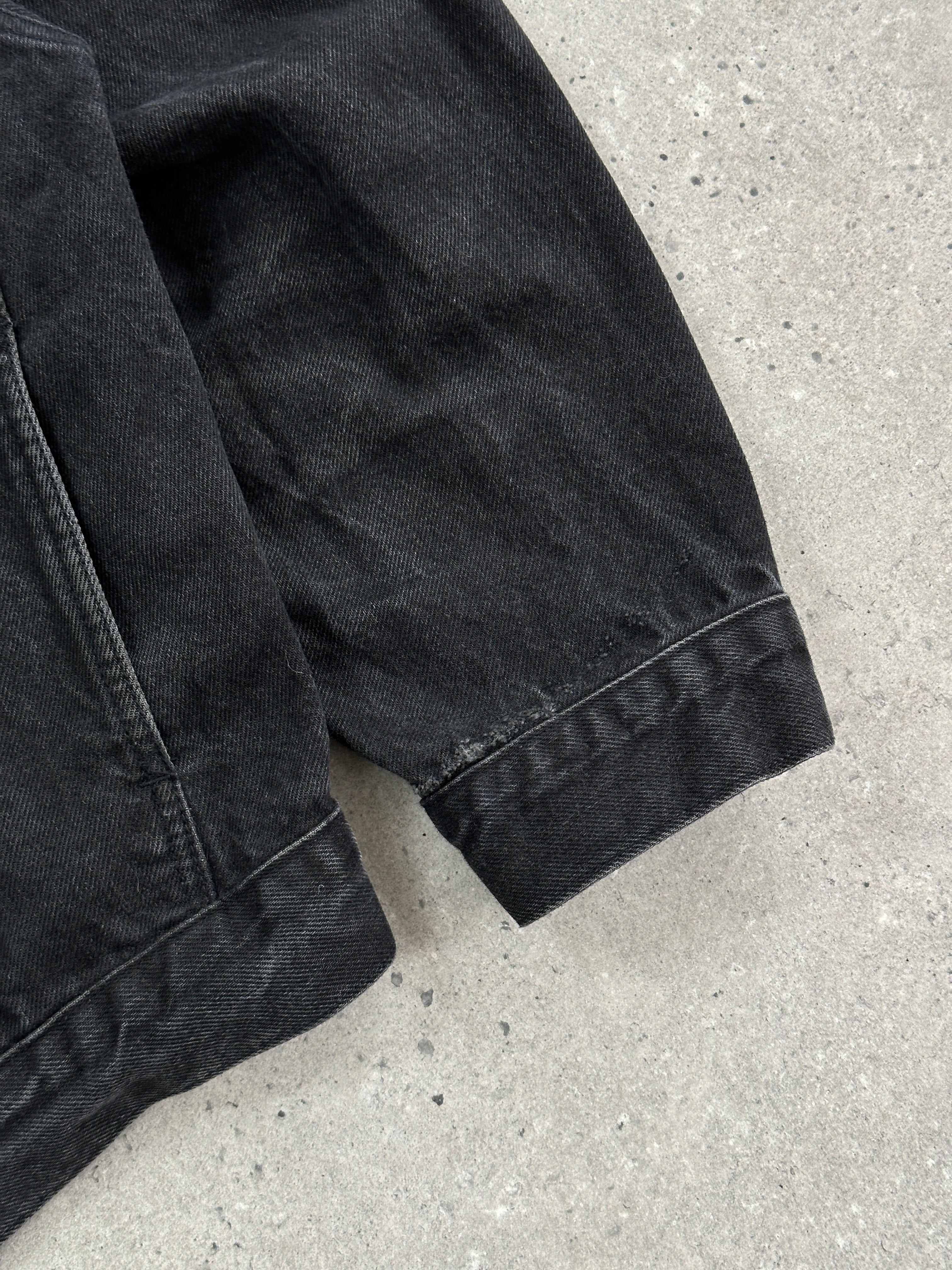 Levi’s 1990s washed denim jacket in XXL, showcasing classic blue denim with a button-up front and traditional collar.