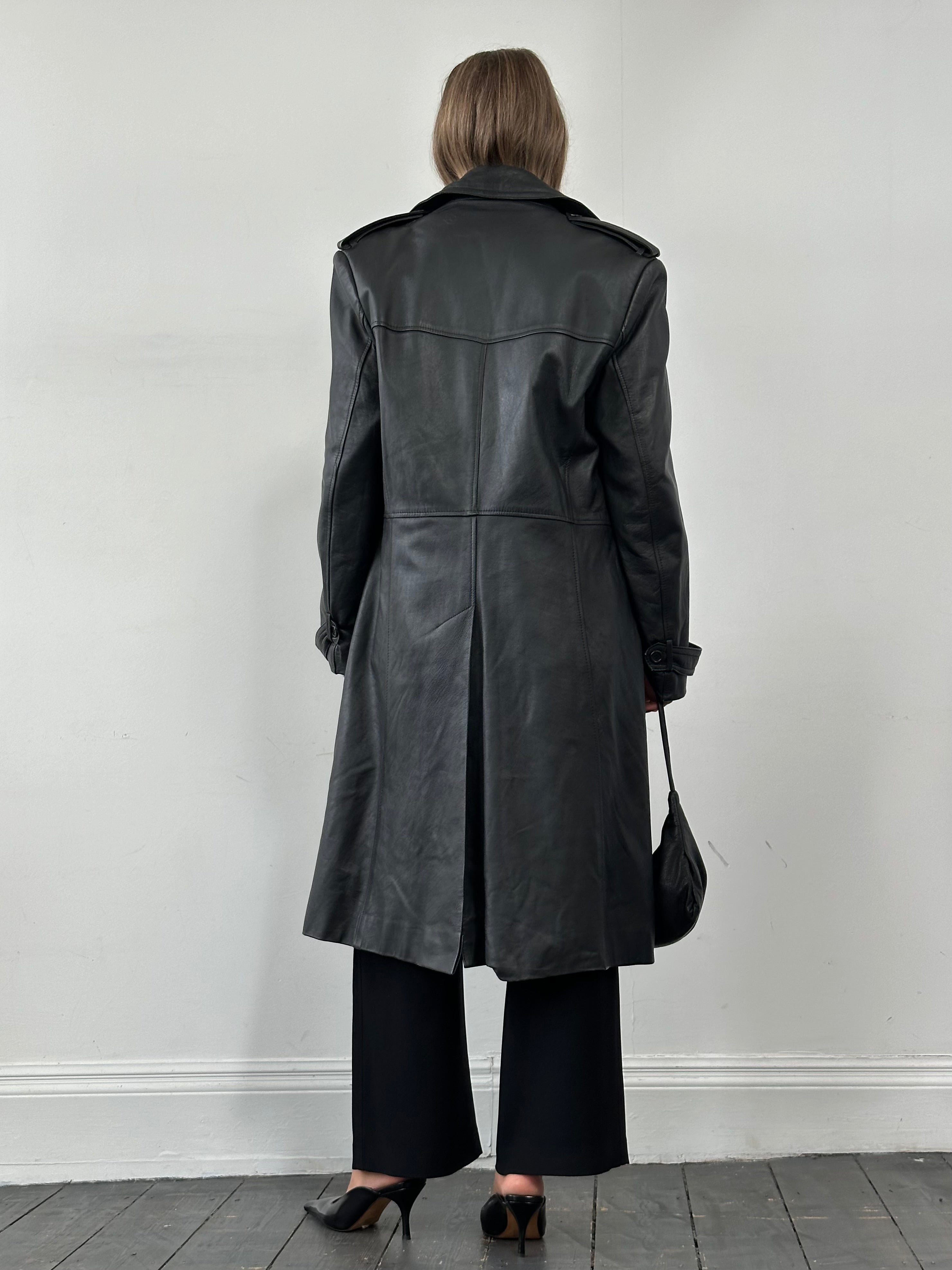 Vintage leather trench coat with extreme collar, size L/XL, stylish men's jacket featuring classic design and durable material.