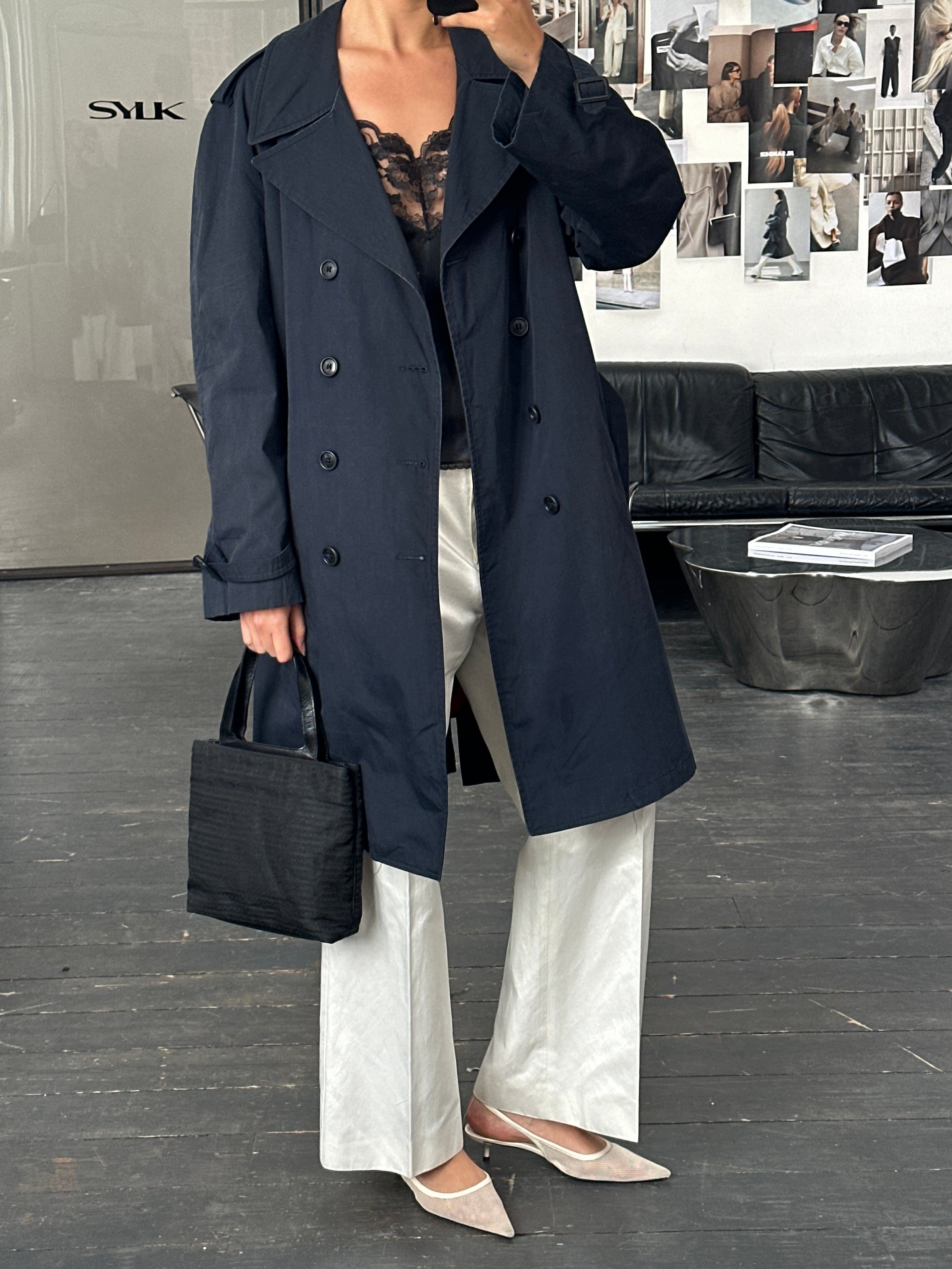 London Fog 1980s double-breasted belted cotton trench coat in size L/XL, featuring classic design and neutral color.