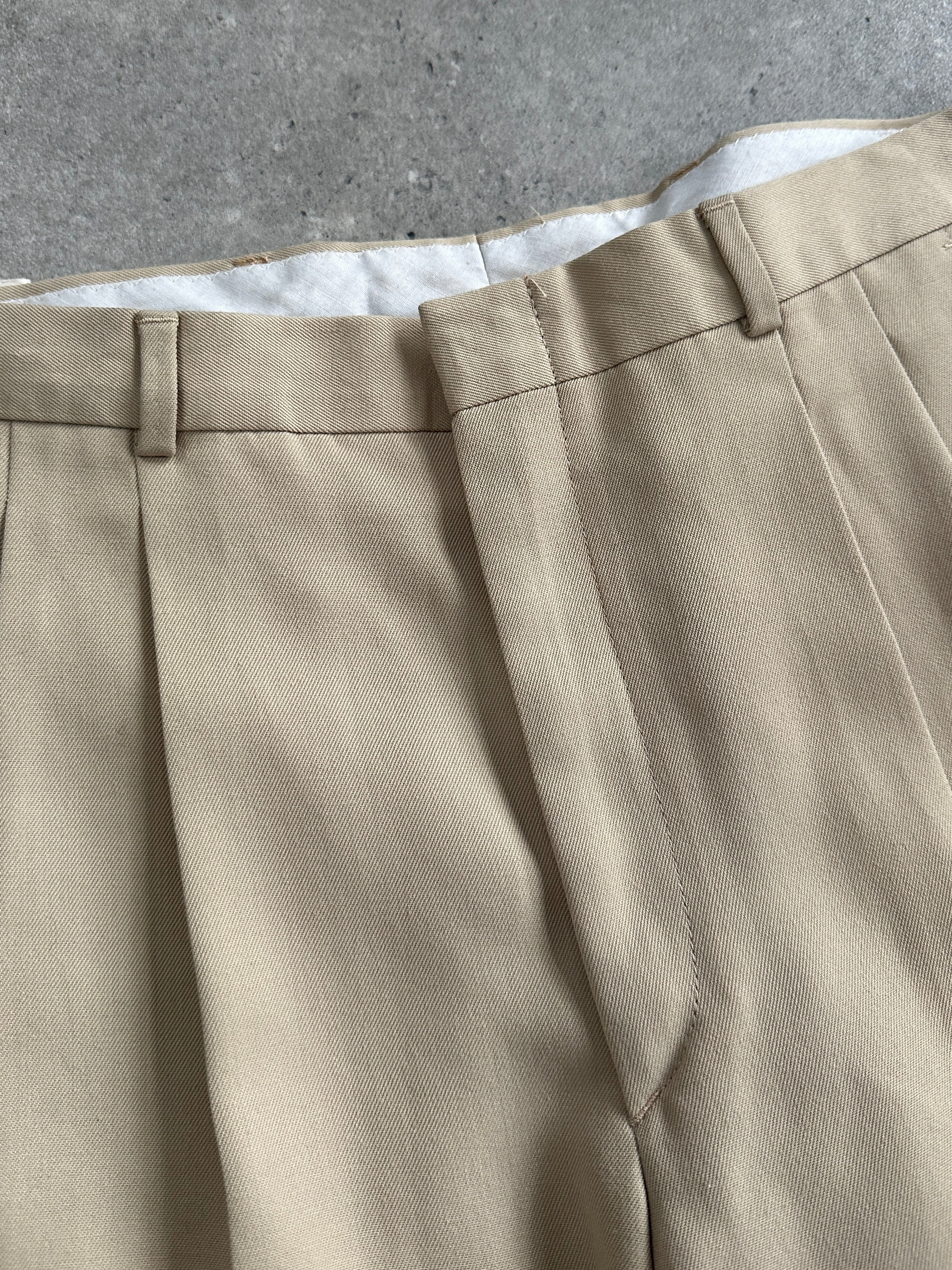 Vintage mid-rise straight-leg tailored trousers, size W28, with classic fit and clean front, shown on a neutral background.