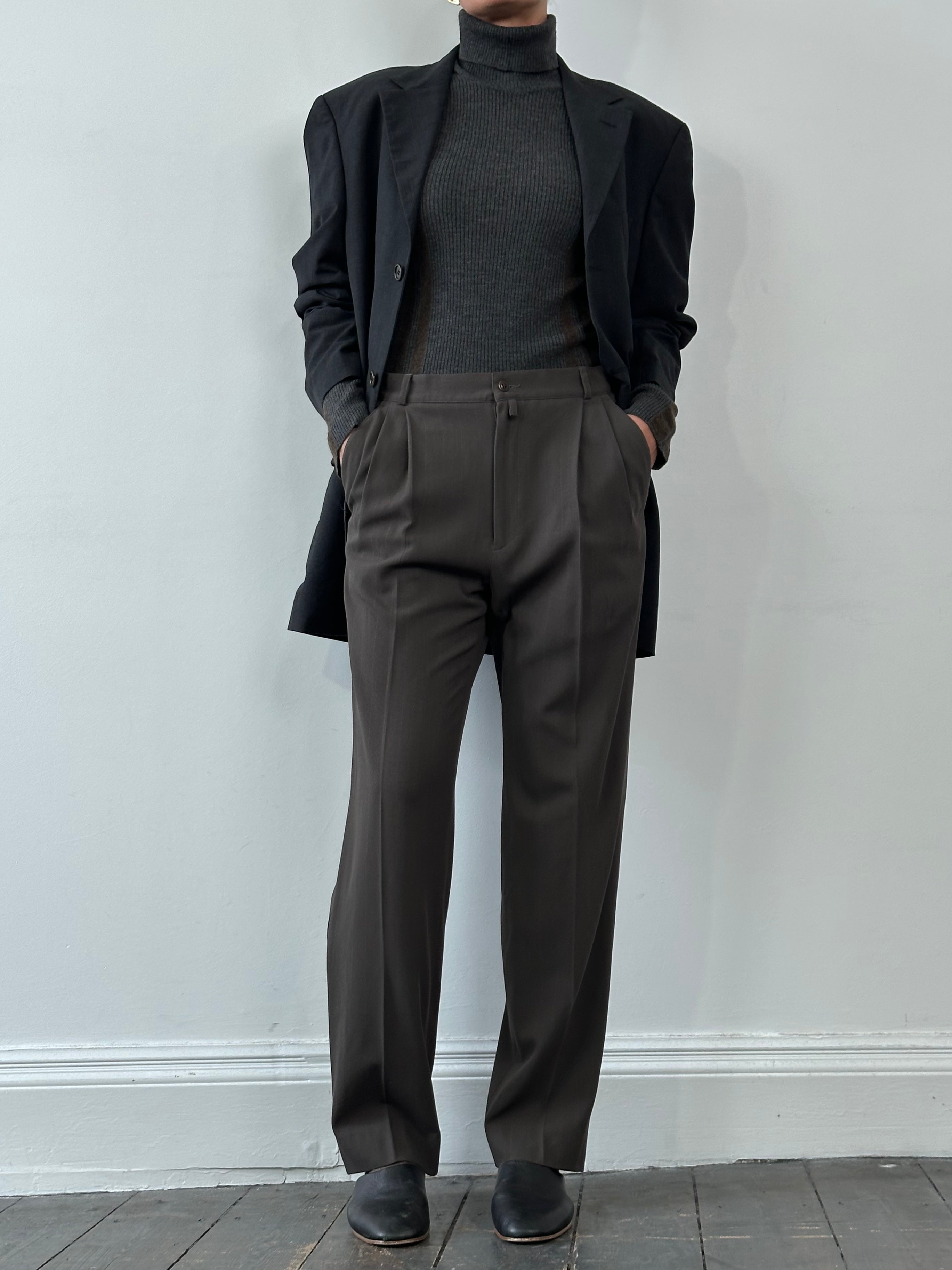 Istante 90s pure wool straight leg tailored trousers in size W32, featuring a classic fit and clean design.