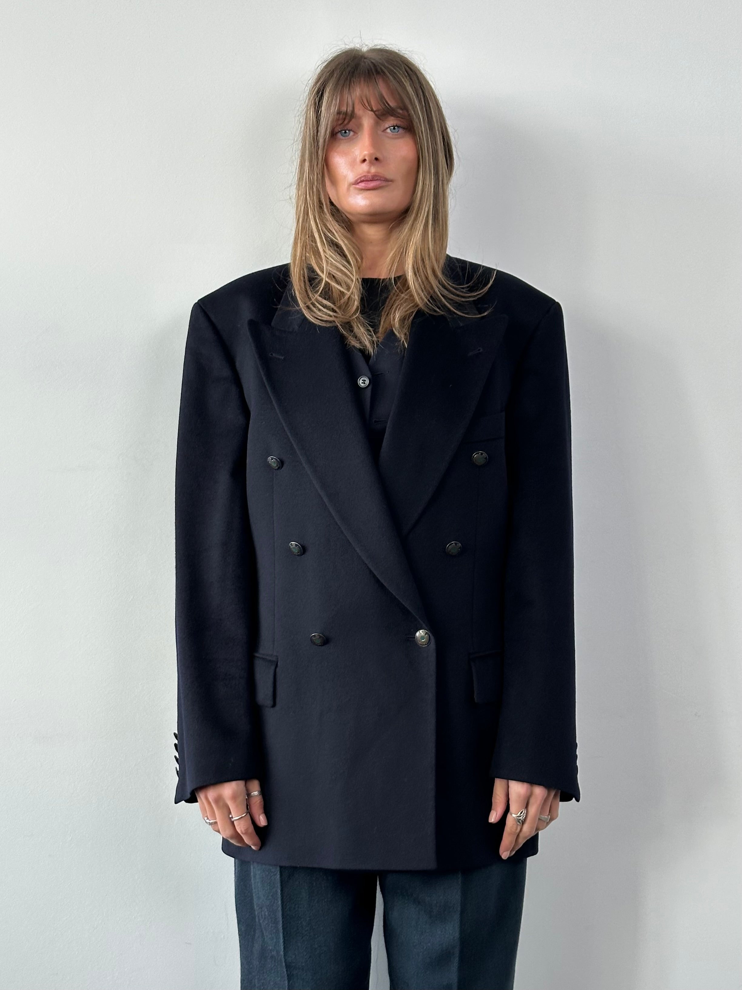 Hugo Boss x Loro Piana wool cashmere double-breasted blazer in size 40R/XL, dark tailored blazer with notch lapels and front buttons.