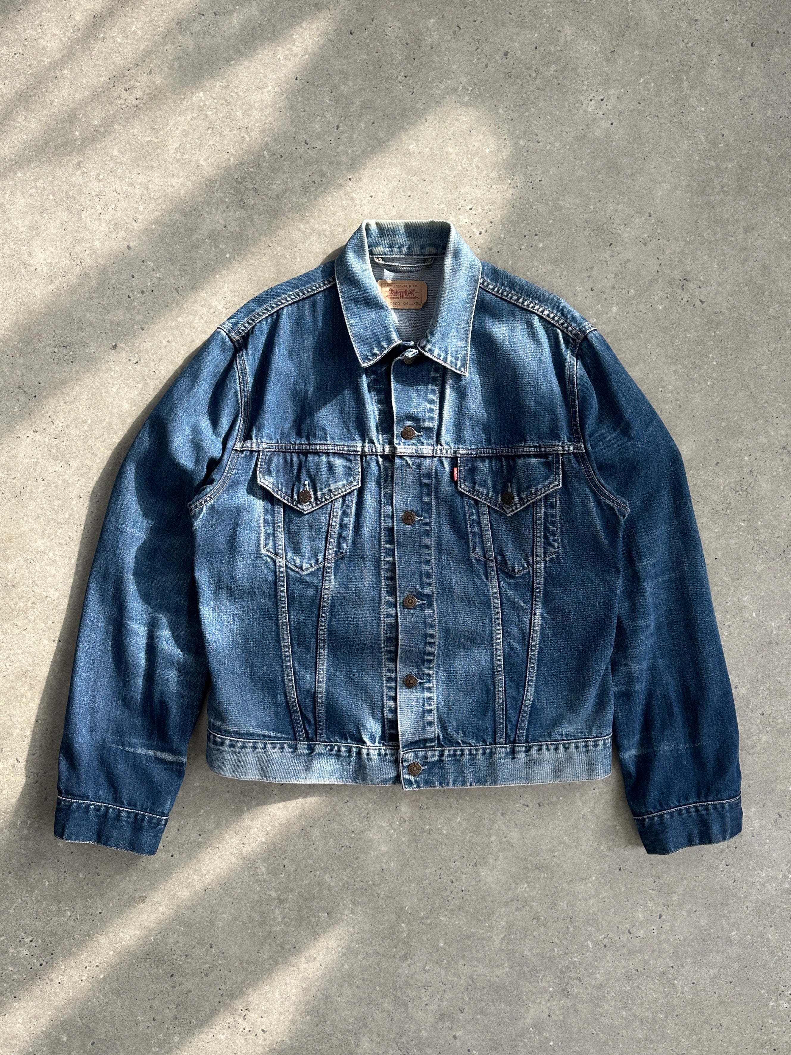 Levi’s faded denim jacket in size L, stylish casual jacket with distressed details and classic denim design.