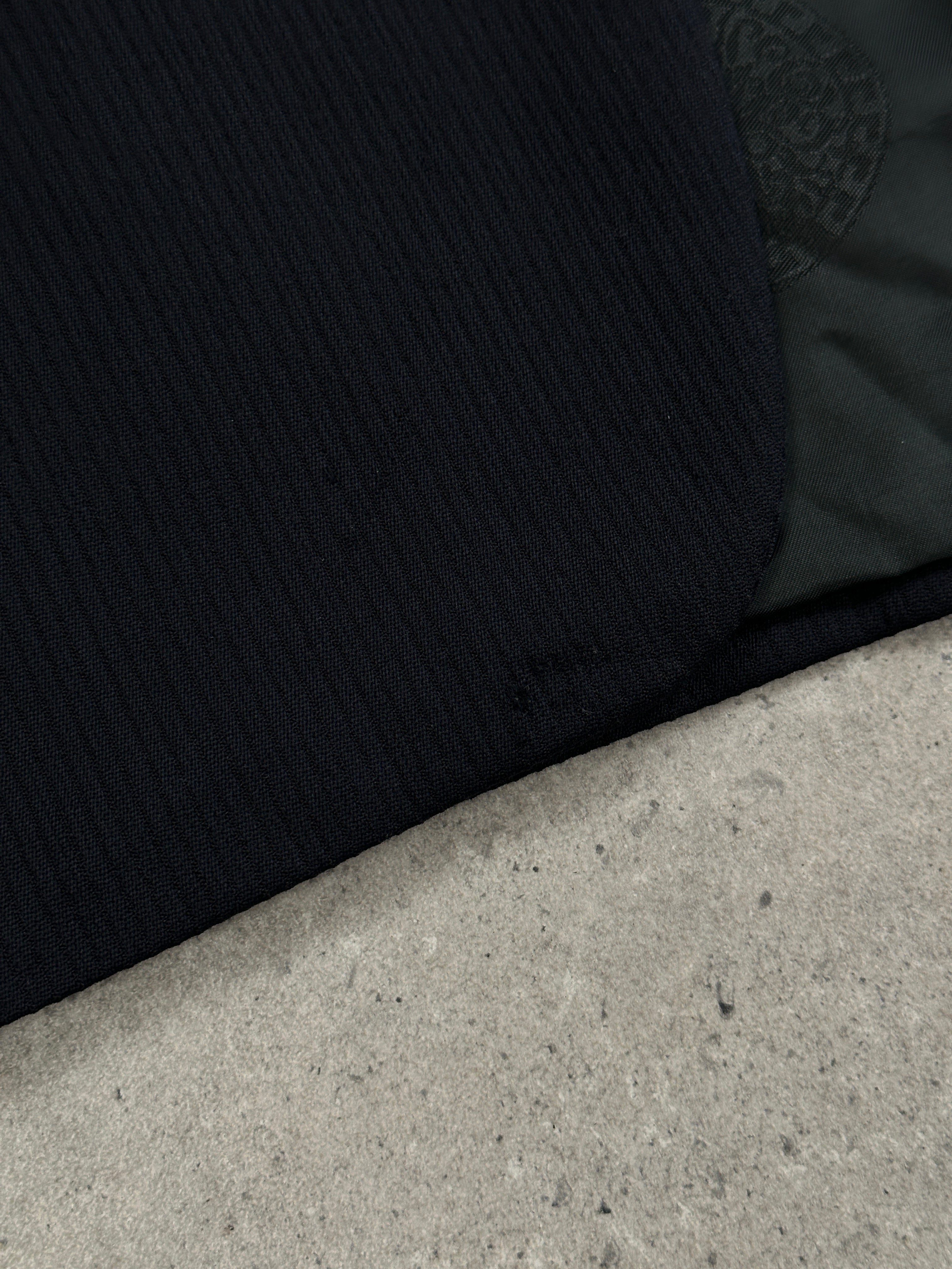 Versace Classic V2 90s wool single-breasted blazer in size 42R/XL, tailored fit with a sleek lapel and elegant design.