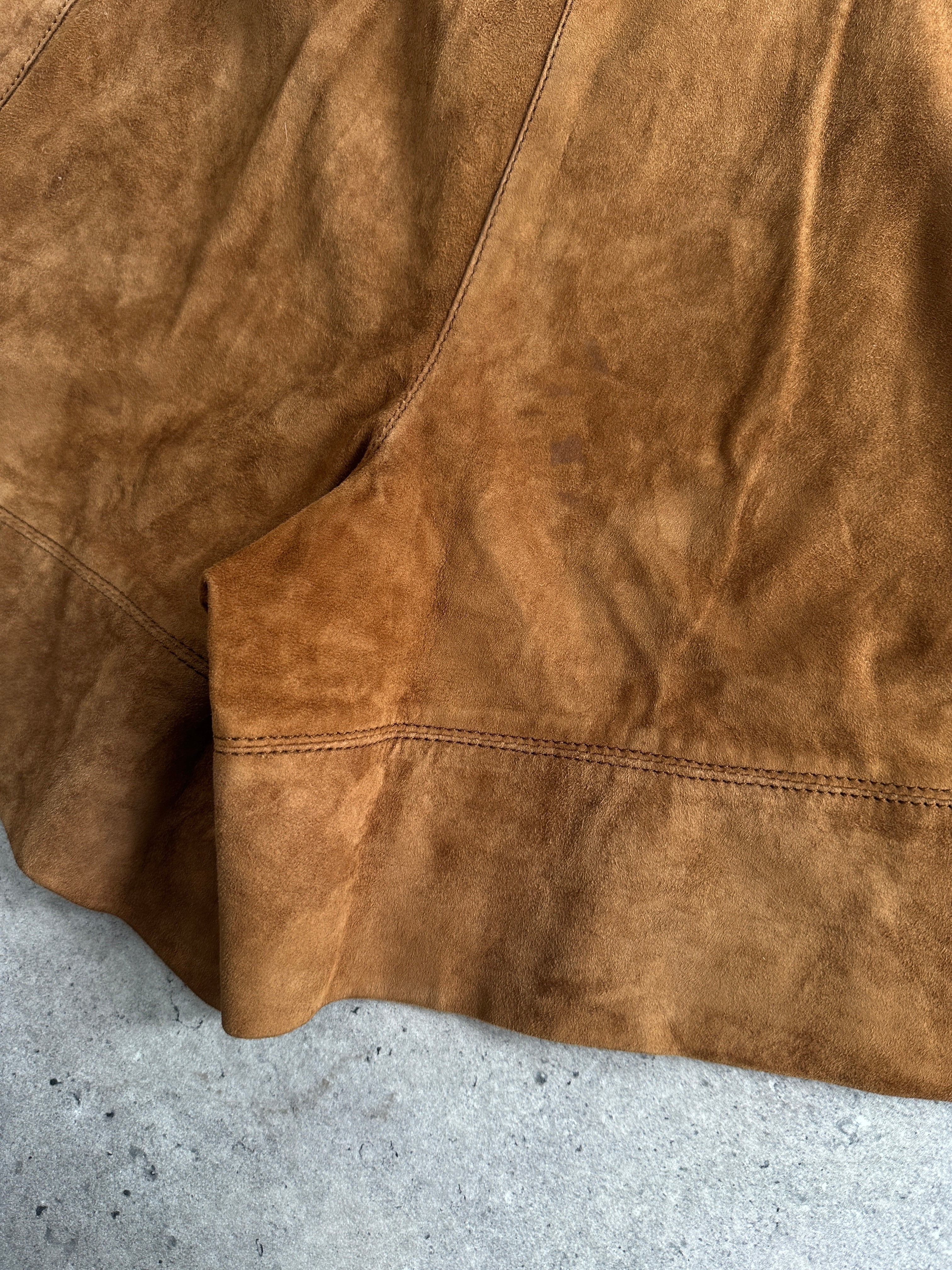 Vintage Italian high-waisted suede leather shorts in a rich, textured finish with a classic vintage style.