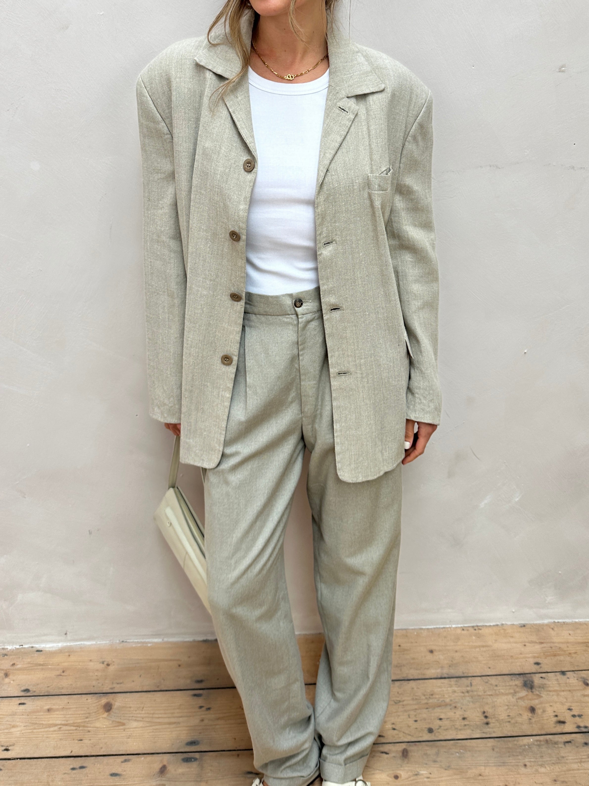 Vintage British high-waisted cotton linen trousers in W30, showcasing a retro fit and classic design.
