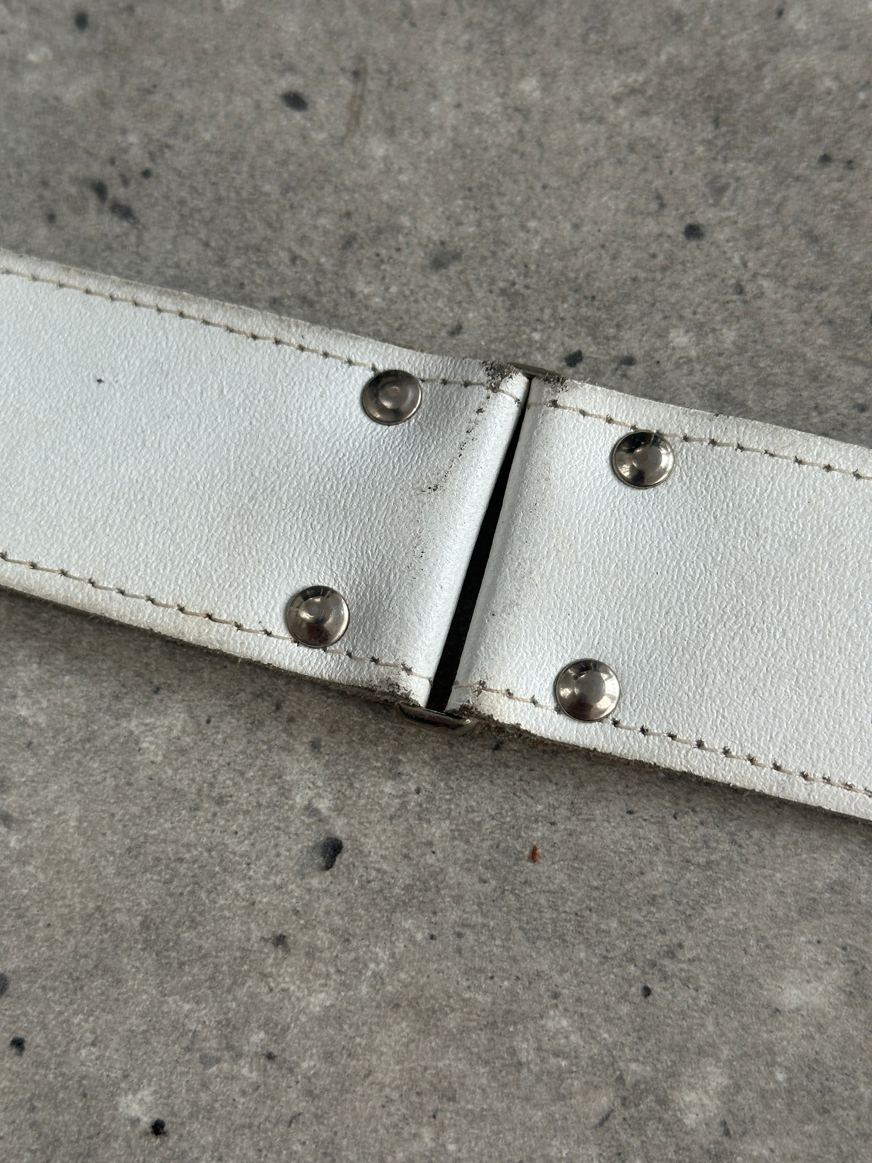 Vintage chrome hardware leather belt in W28-32 with classic style and durable construction, featuring a polished metal buckle.