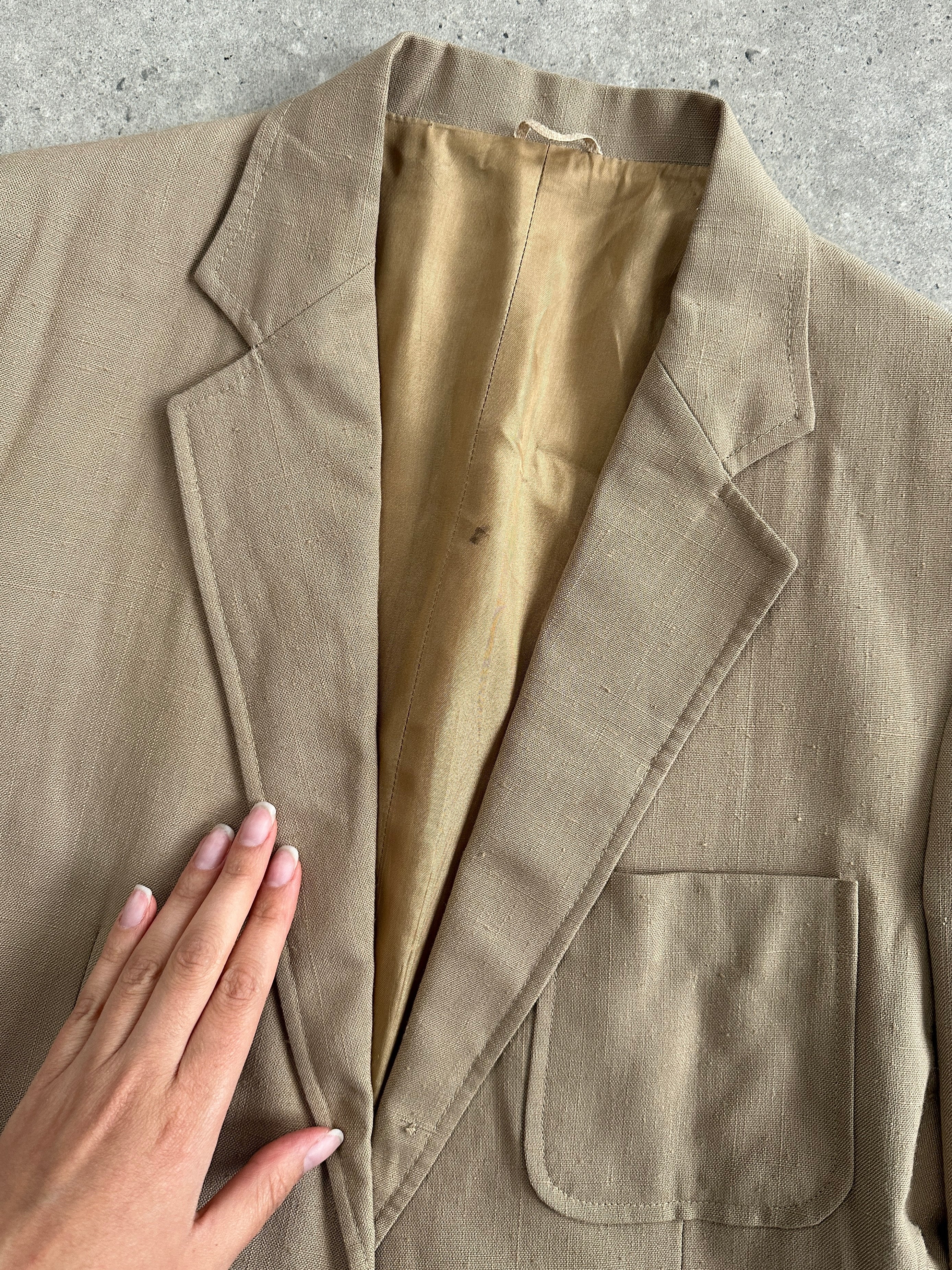 Vintage linen single-breasted blazer, size M, showcasing classic tailored fit and lightweight fabric, perfect for casual or formal wear.
