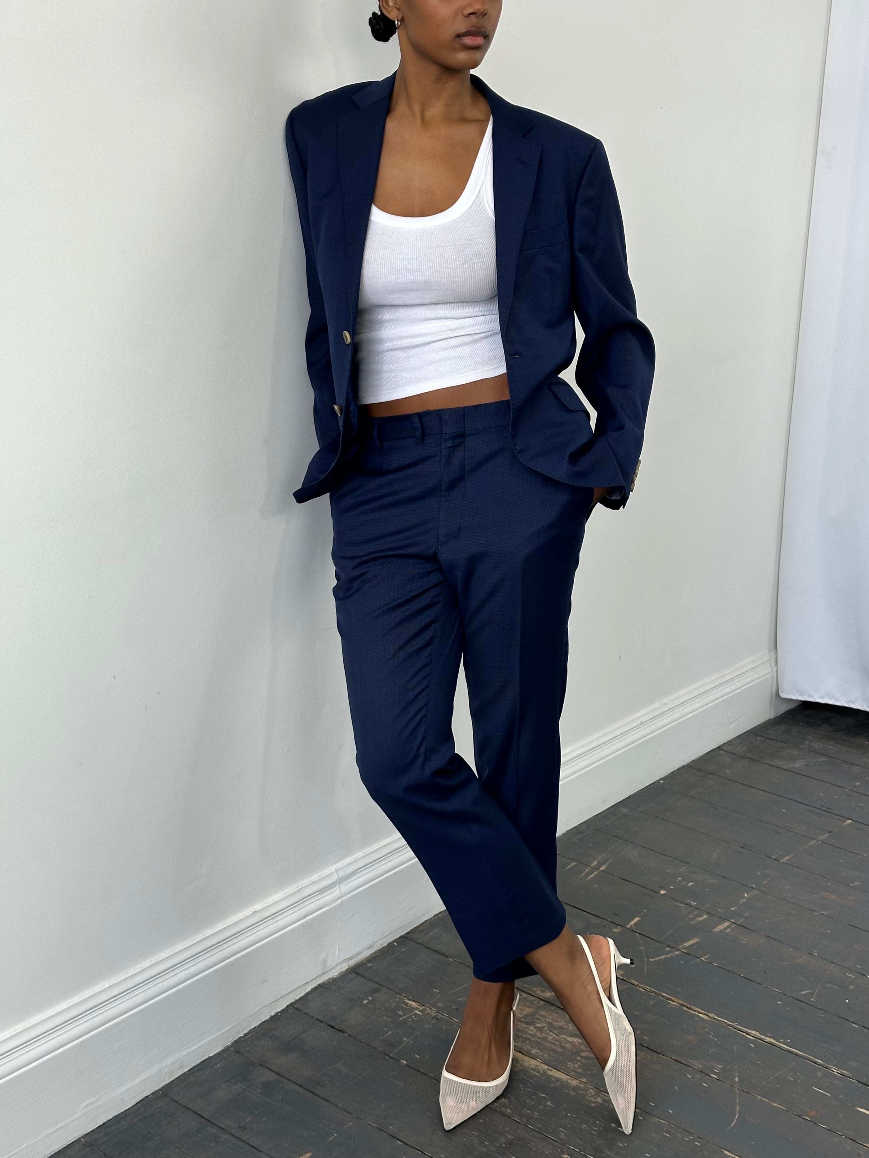 Loro Piana 2000s pure wool single-breasted suit in size 36S/W32, tailored fit, dark gray fabric, front view.