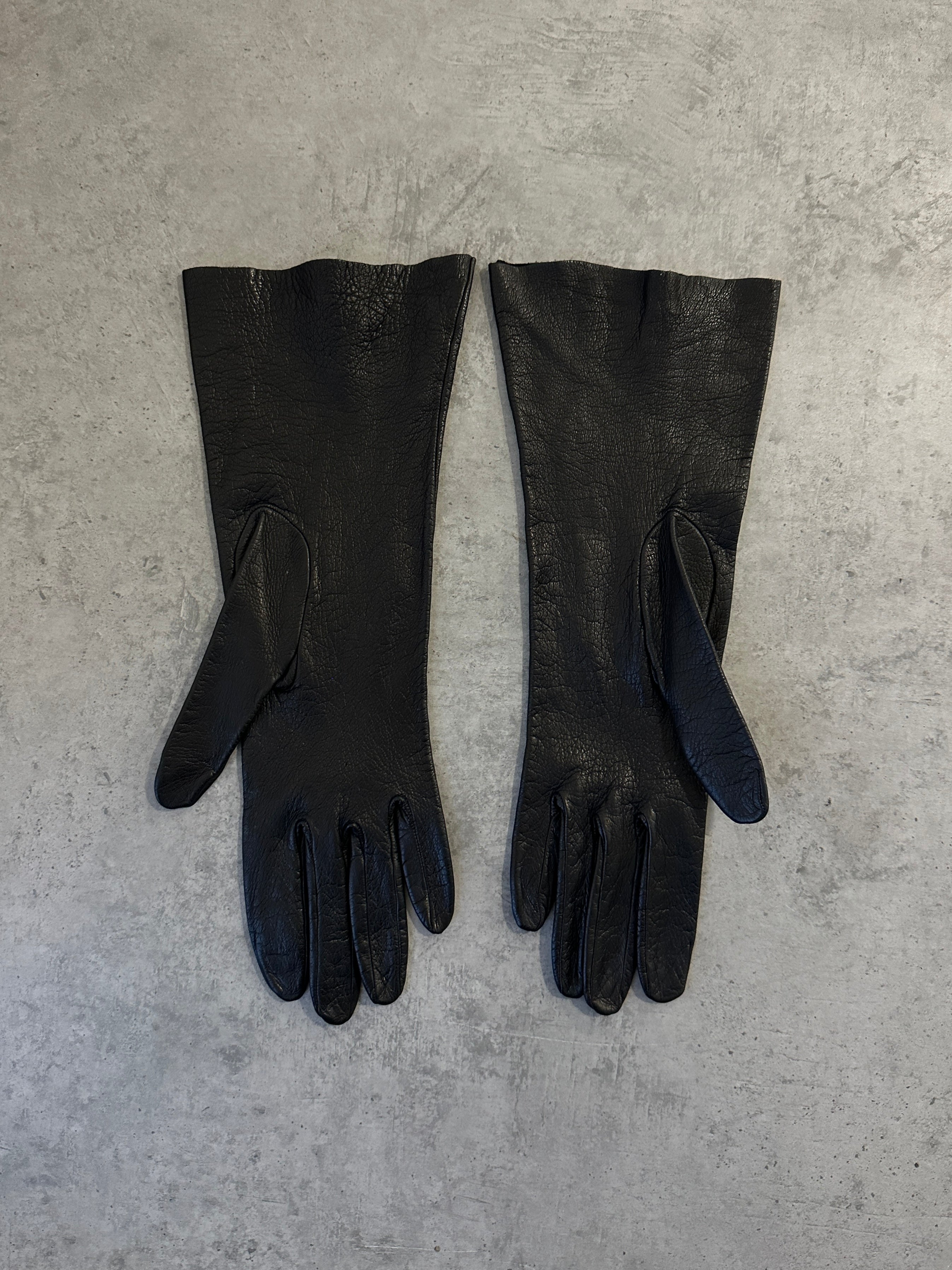 Vintage 1990s leather gloves in size small, showcasing classic design and soft brown leather, perfect for retro fashion style.