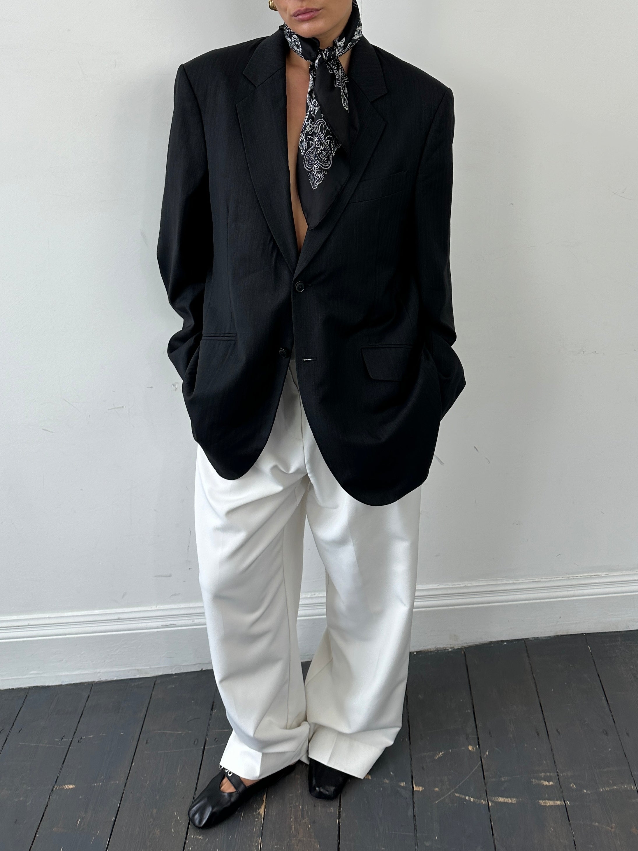 Vintage wool single-breasted blazer in XL/XXL, showing classic lapels and tailored fit in a textured fabric