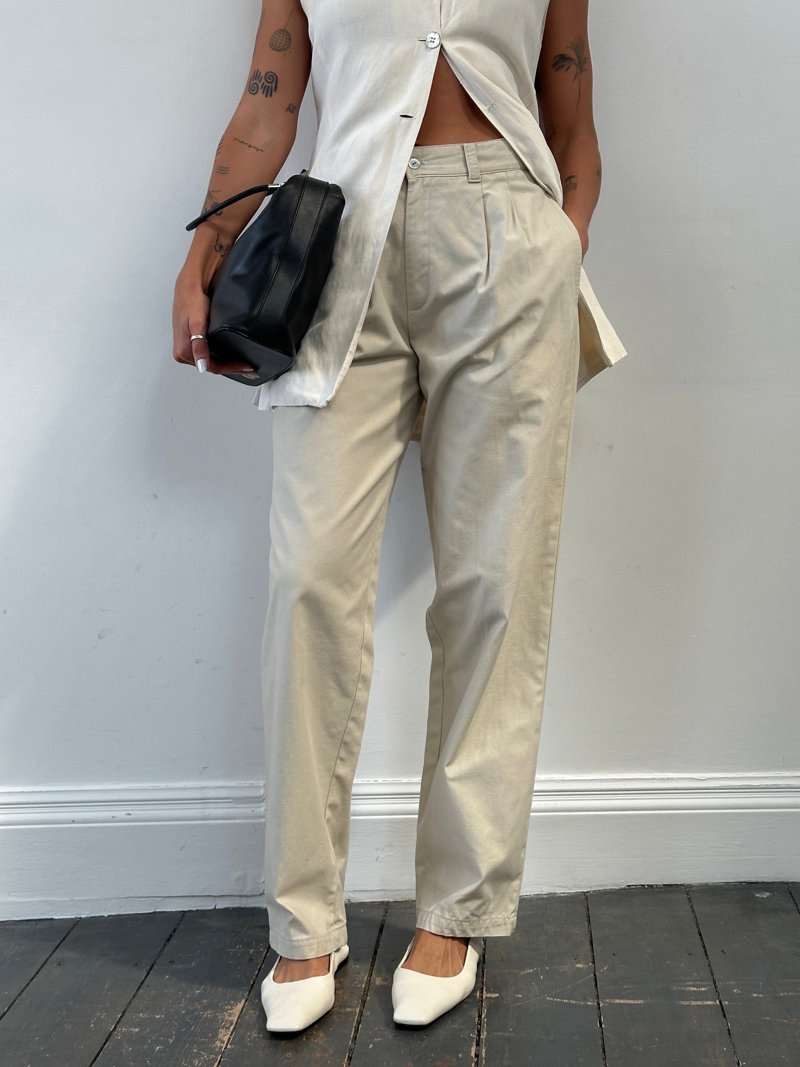 Vintage high-waisted pleated trousers in a classic style, featuring a tailored fit and W28 waist, displayed on a neutral background.