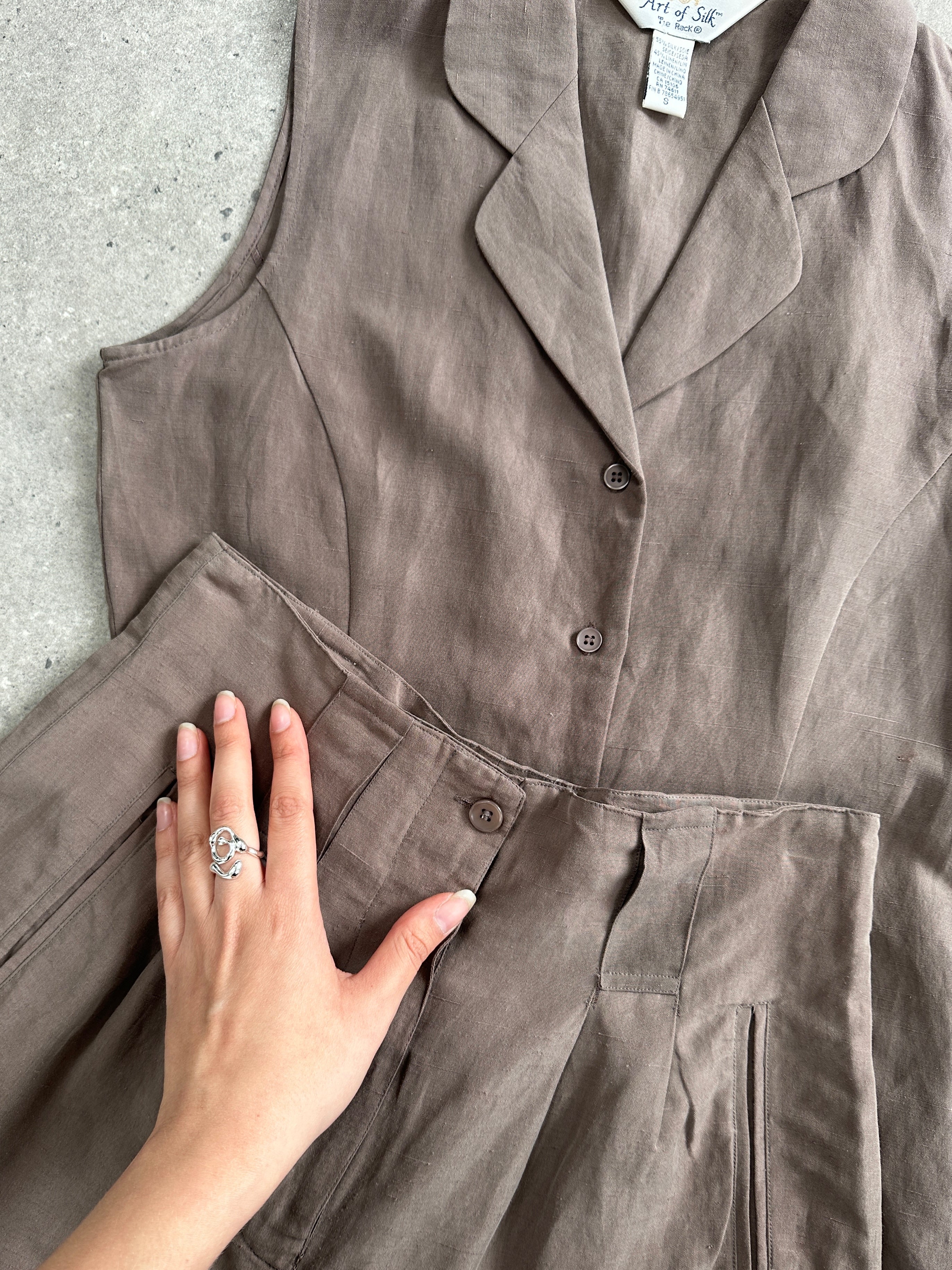 Vintage silk linen waistcoat and shorts two-piece suit set, stylish and lightweight in size S W26, perfect for sophisticated casual wear.