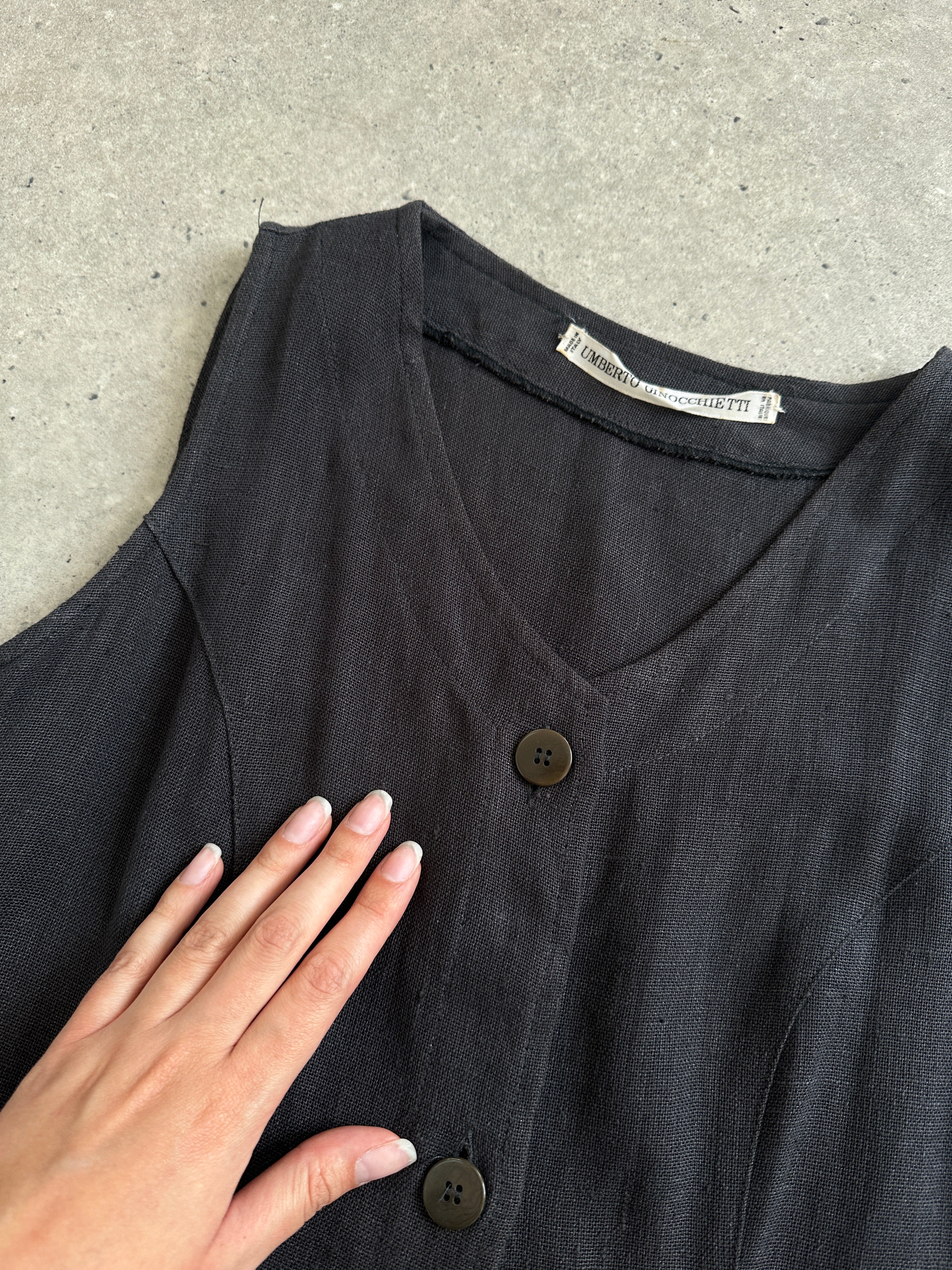 Elegant Italian vintage pure linen side split dress in size S/M, featuring a flowing design and classic style.