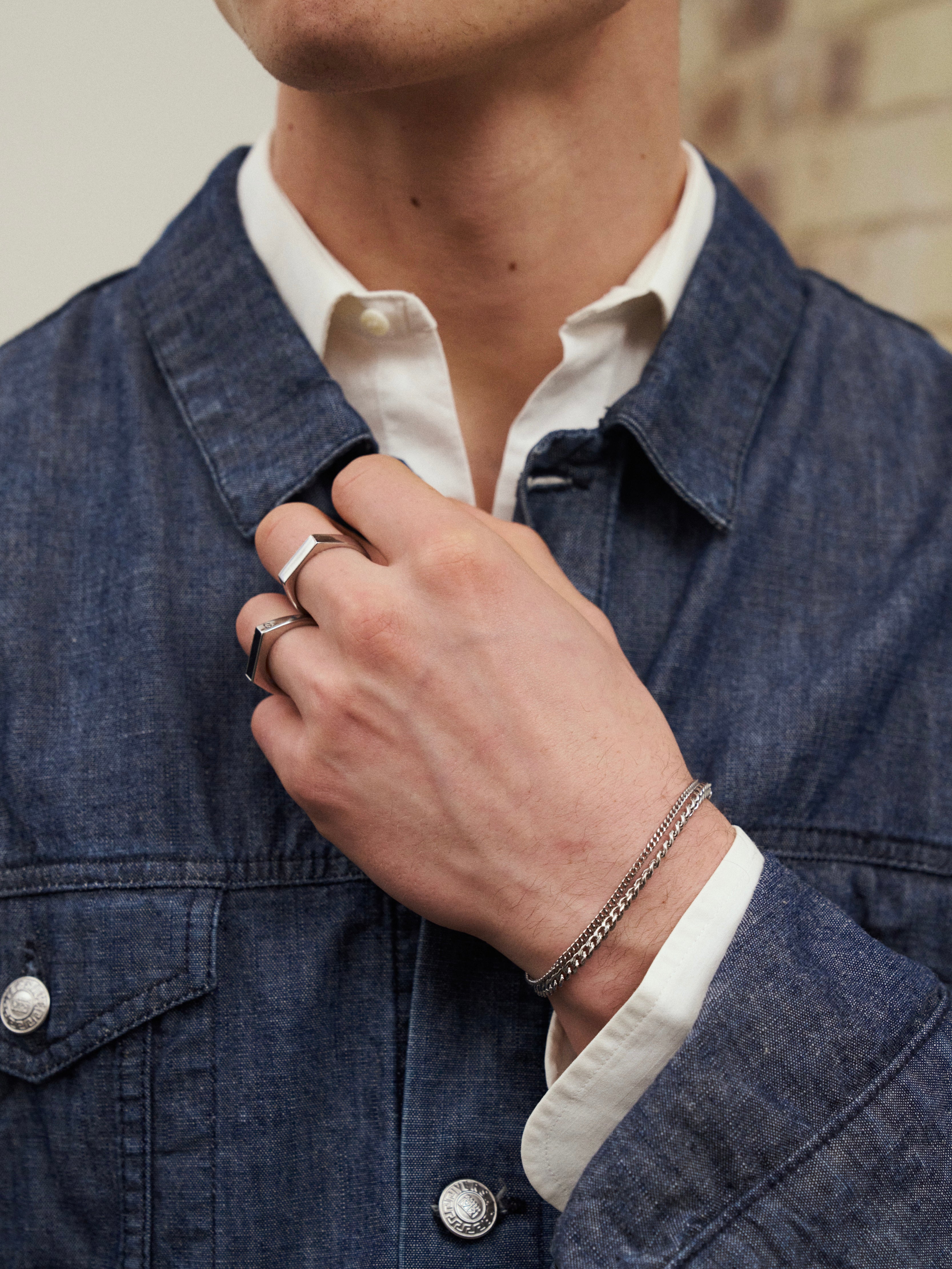 Versace Classic V2 90s bespoke button denim jacket in size L/XL, featuring a stylish, tailored design with metal buttons.