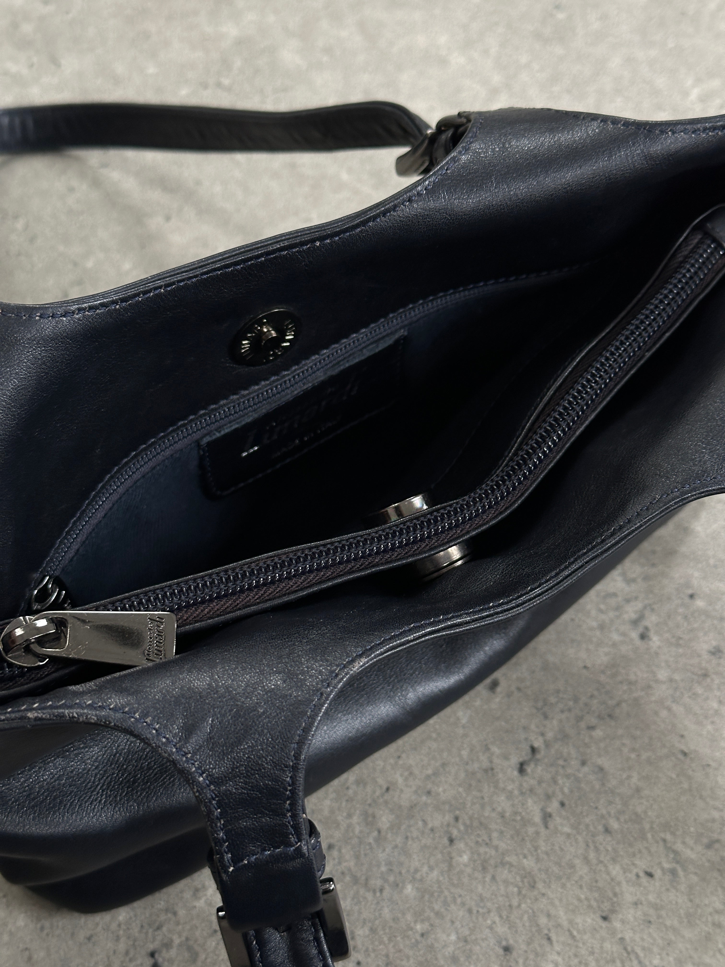 Vintage Italian vintage leather shoulder bag with buckle closure, featuring a classic design and adjustable strap.