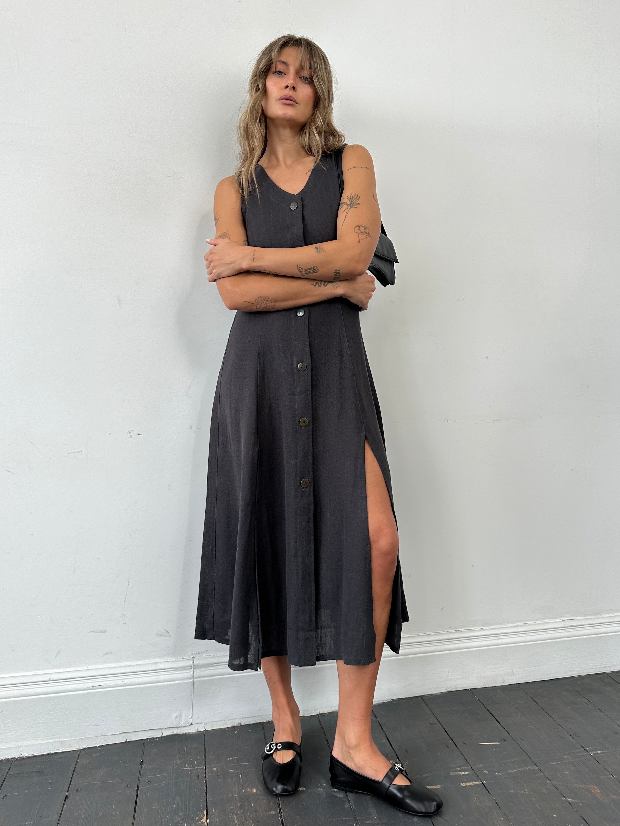 Italian Vintage pure linen side split dress in S/M, featuring a relaxed fit and vintage-inspired design, shown on a model.