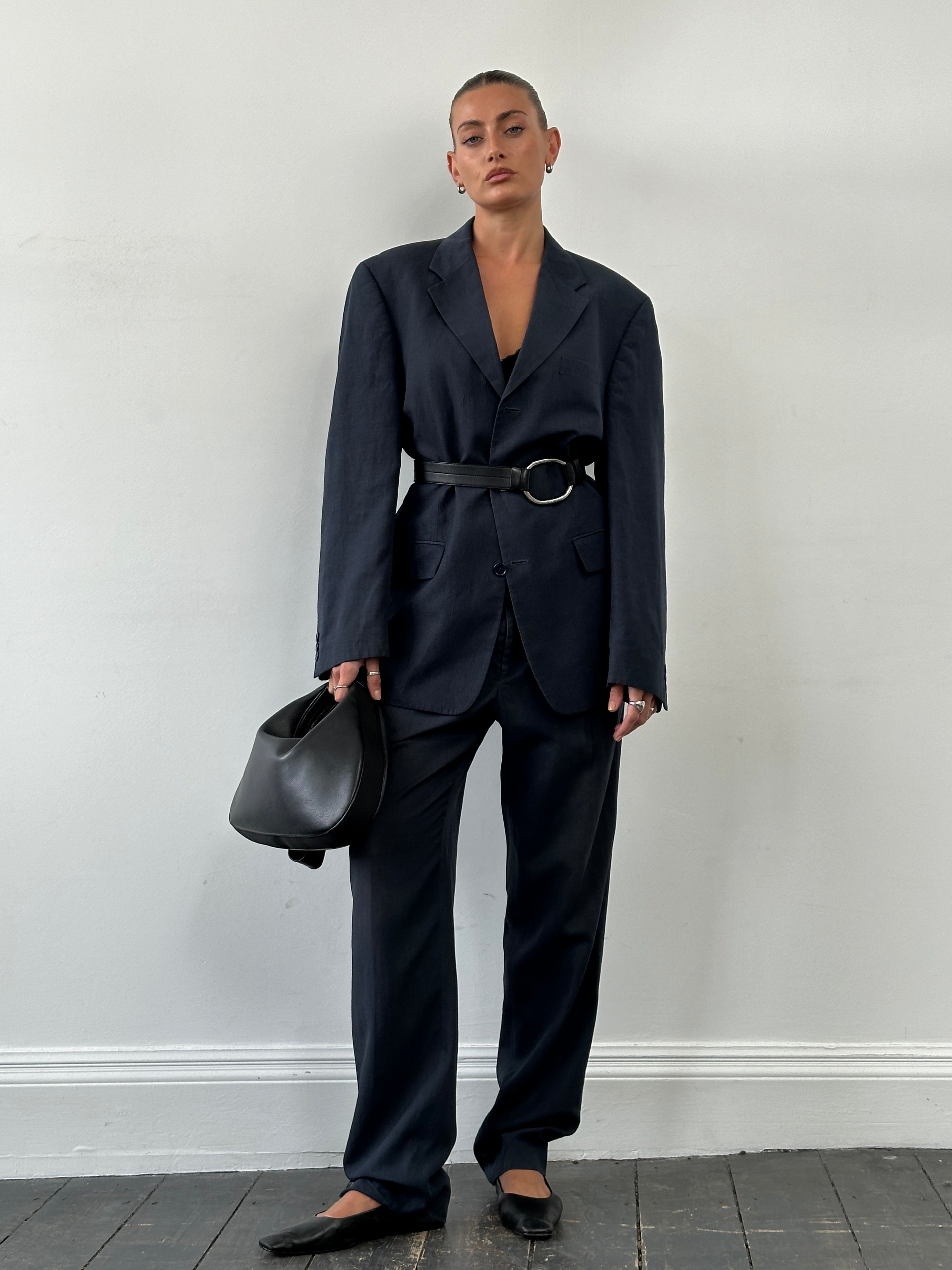 Vintage linen lyocel single-breasted suit in size 40R/W32, featuring classic tailored design and natural fabric texture.