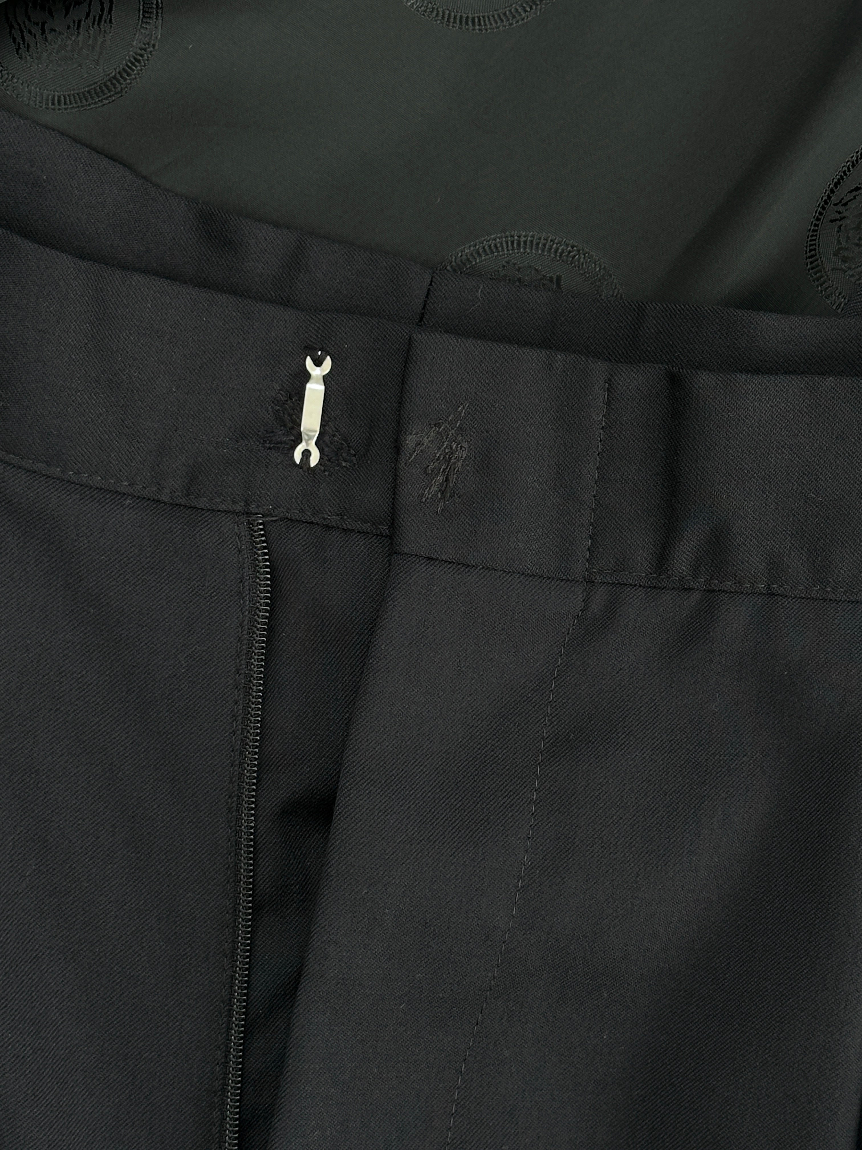 Versace Versus pure wool Medusa tuxedo suit in size 40R/W32, featuring a tailored fit and elegant lapel details.