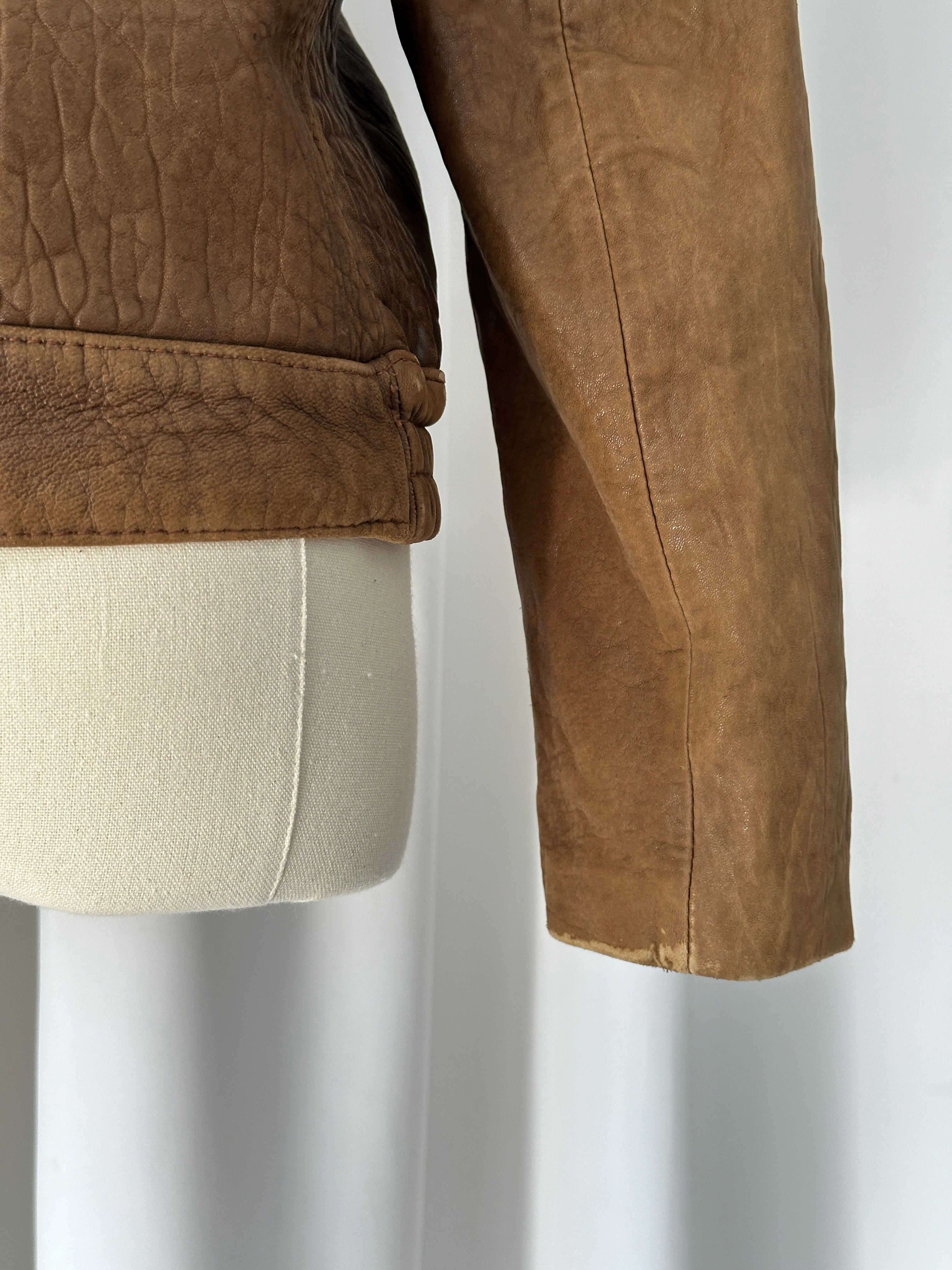 Vintage USA 1980s leather bomber jacket in XS/S size, featuring classic design and distressed leather details.