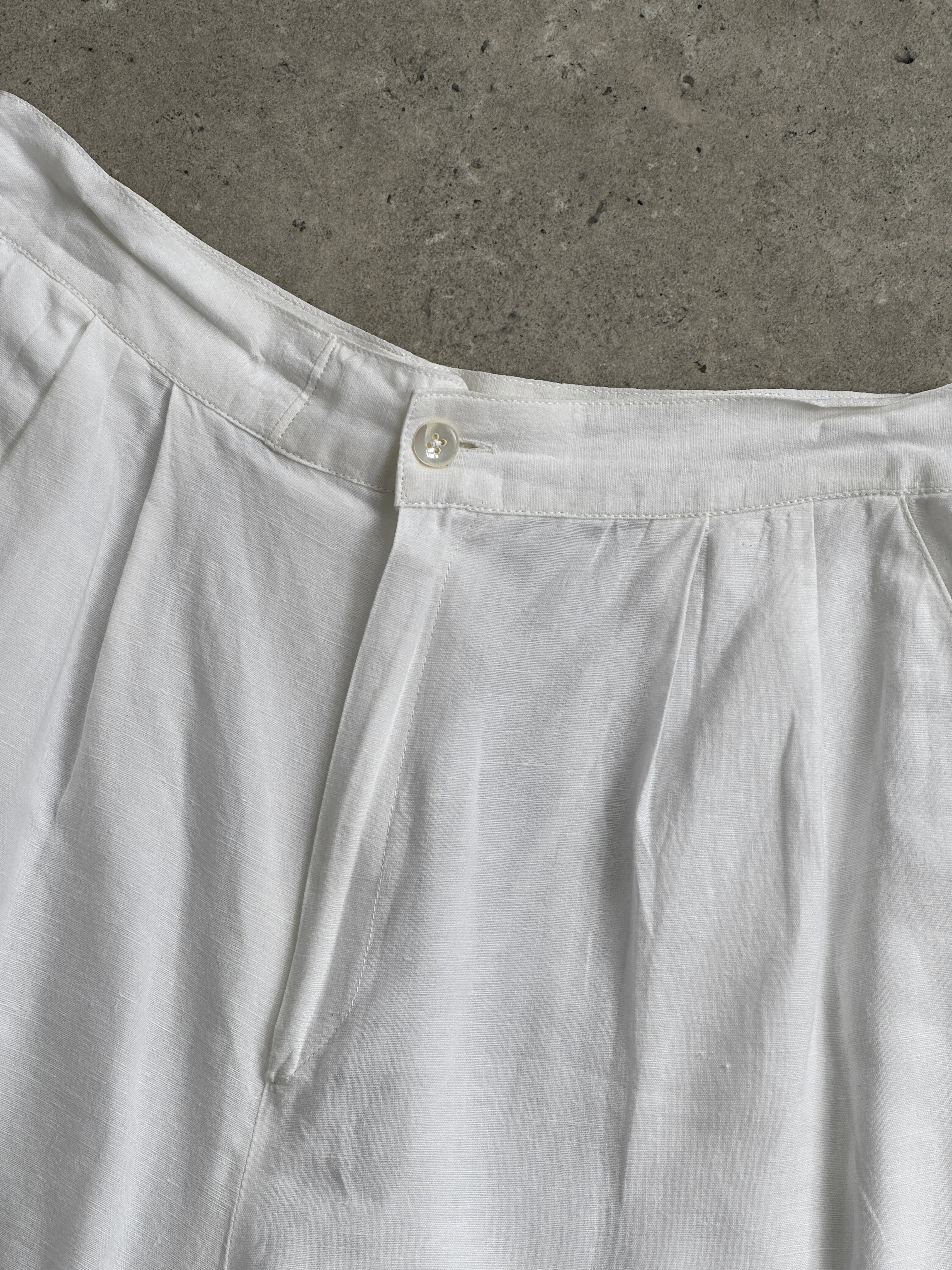 Vintage linen pleated high-waisted wide Bermuda shorts, size W24, featuring a retro design and relaxed fit.