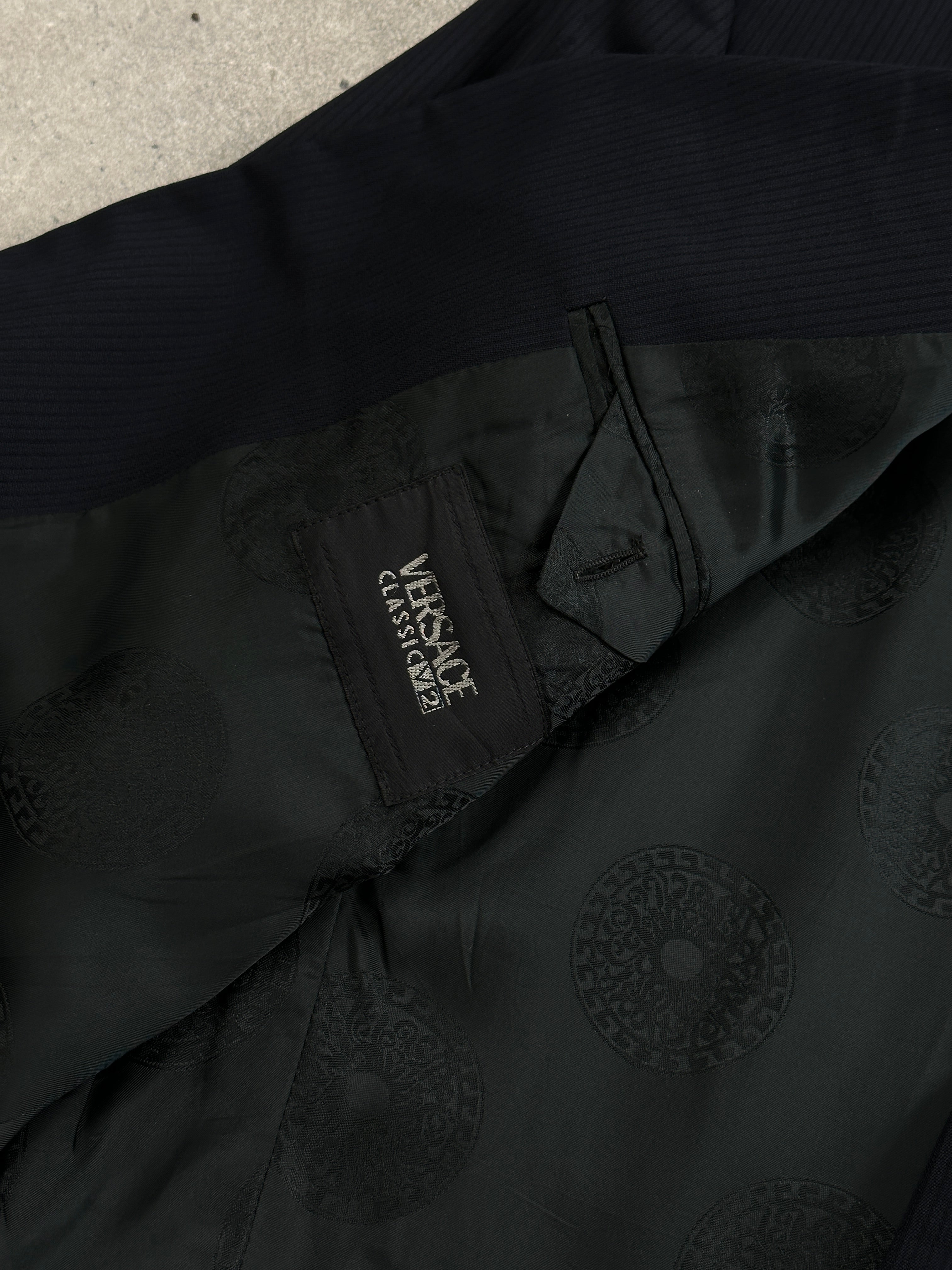 Versace Classic V2 90s wool blazer, single-breasted design in size 42R/XL, with structured lapels and tailored fit.