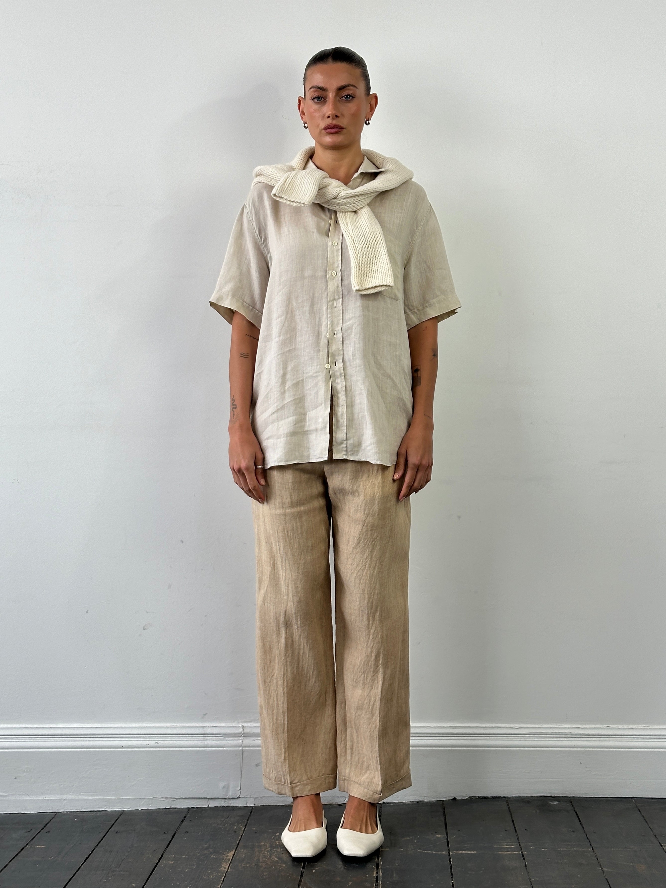 Vintage pure linen straight leg pleated trousers in W32, featuring a classic design and tailored fit.