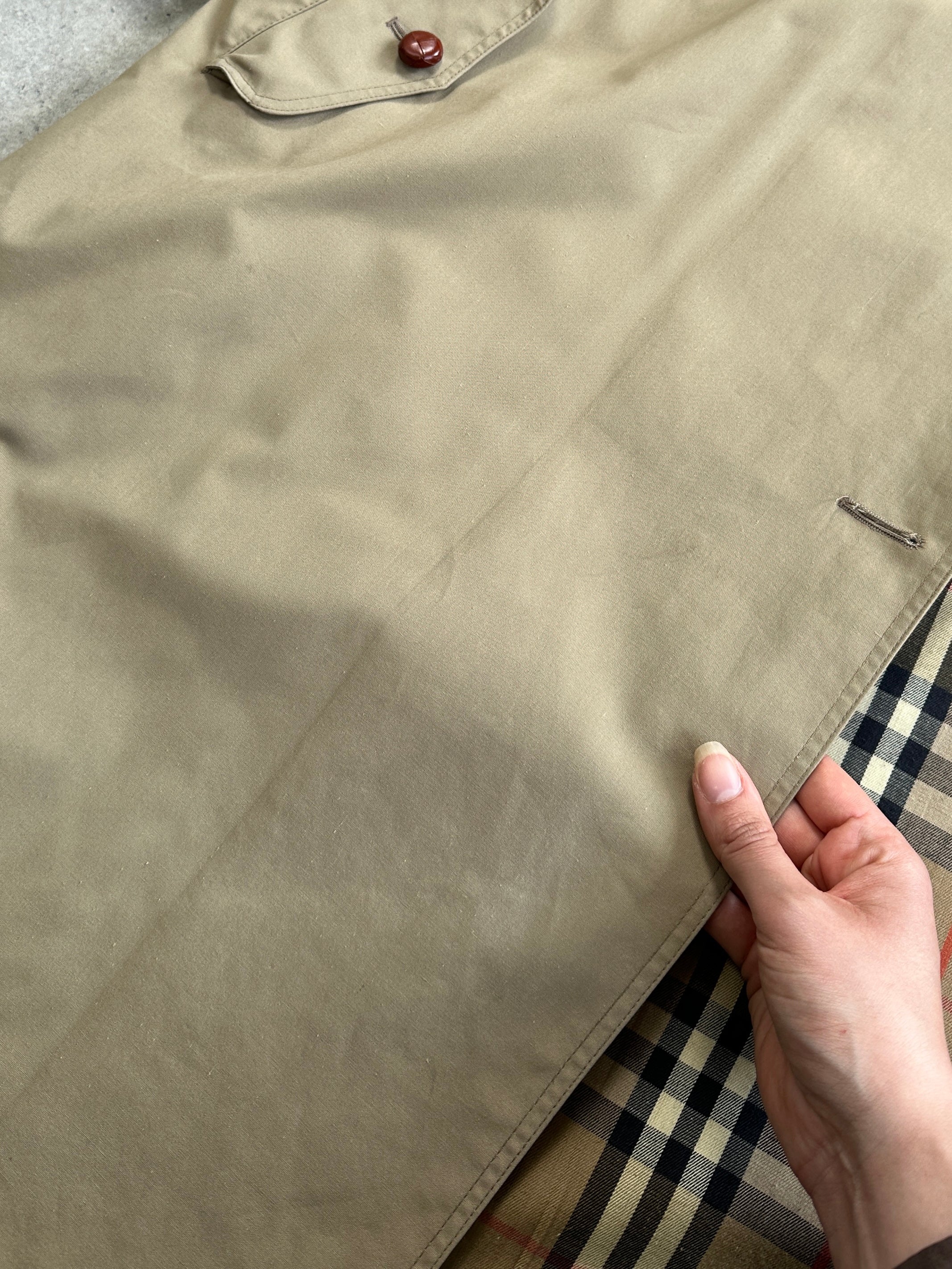 Vintage 1980s Nova Check belted trench coat, made of fabric with classic check pattern, front buttons, and waist belt, size M.