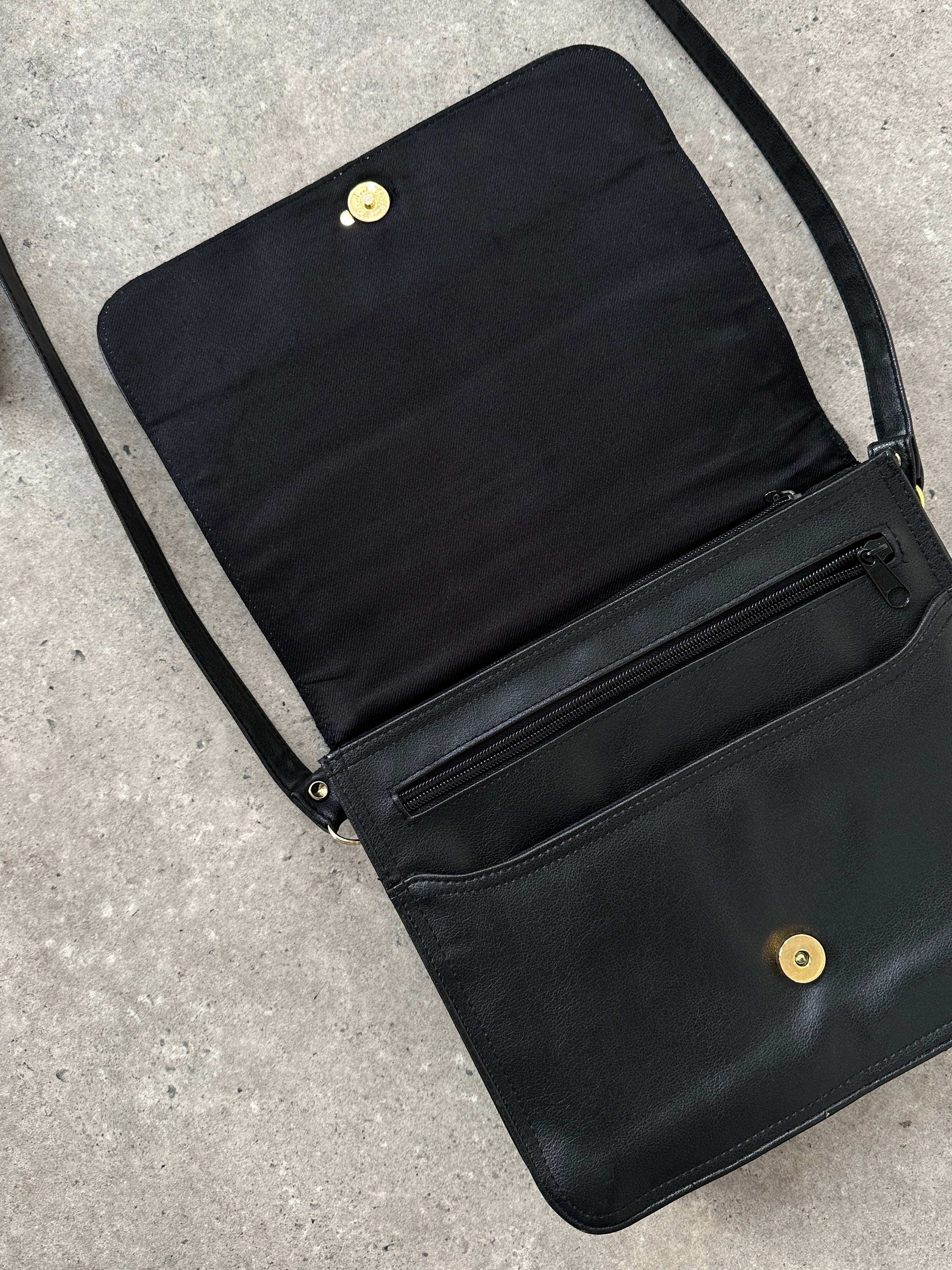 Vintage faux leather crossbody bag with adjustable strap and classic design, perfect for casual and stylish outings.