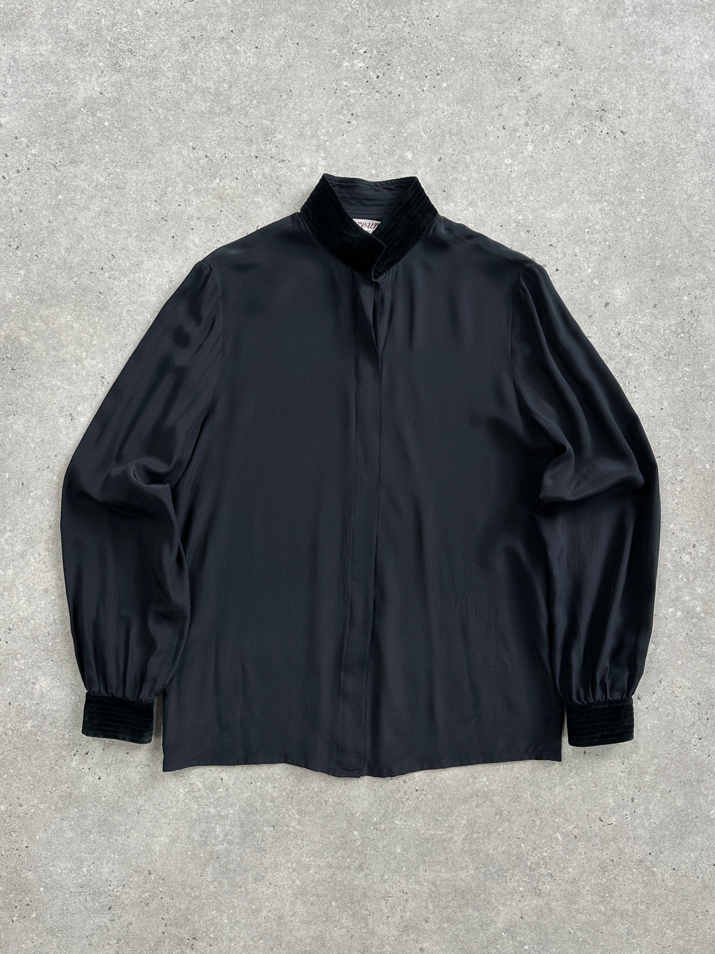 Italian vintage 1980s pure silk shirt in XS/S, featuring classic design and luxurious fabric.