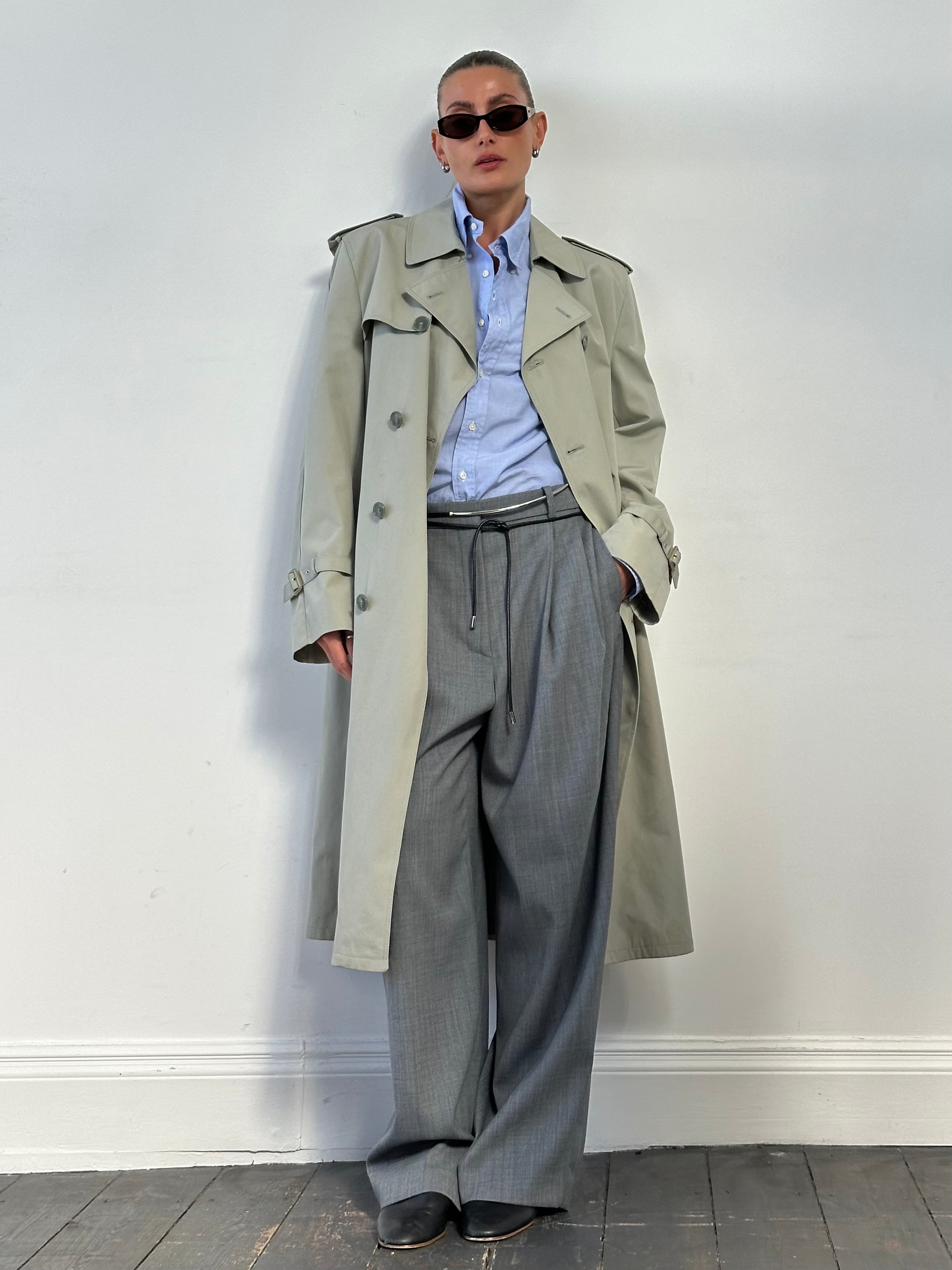 Vintage double-breasted belted trench coat in XL, showing classic style, beige fabric, and shoulder details.