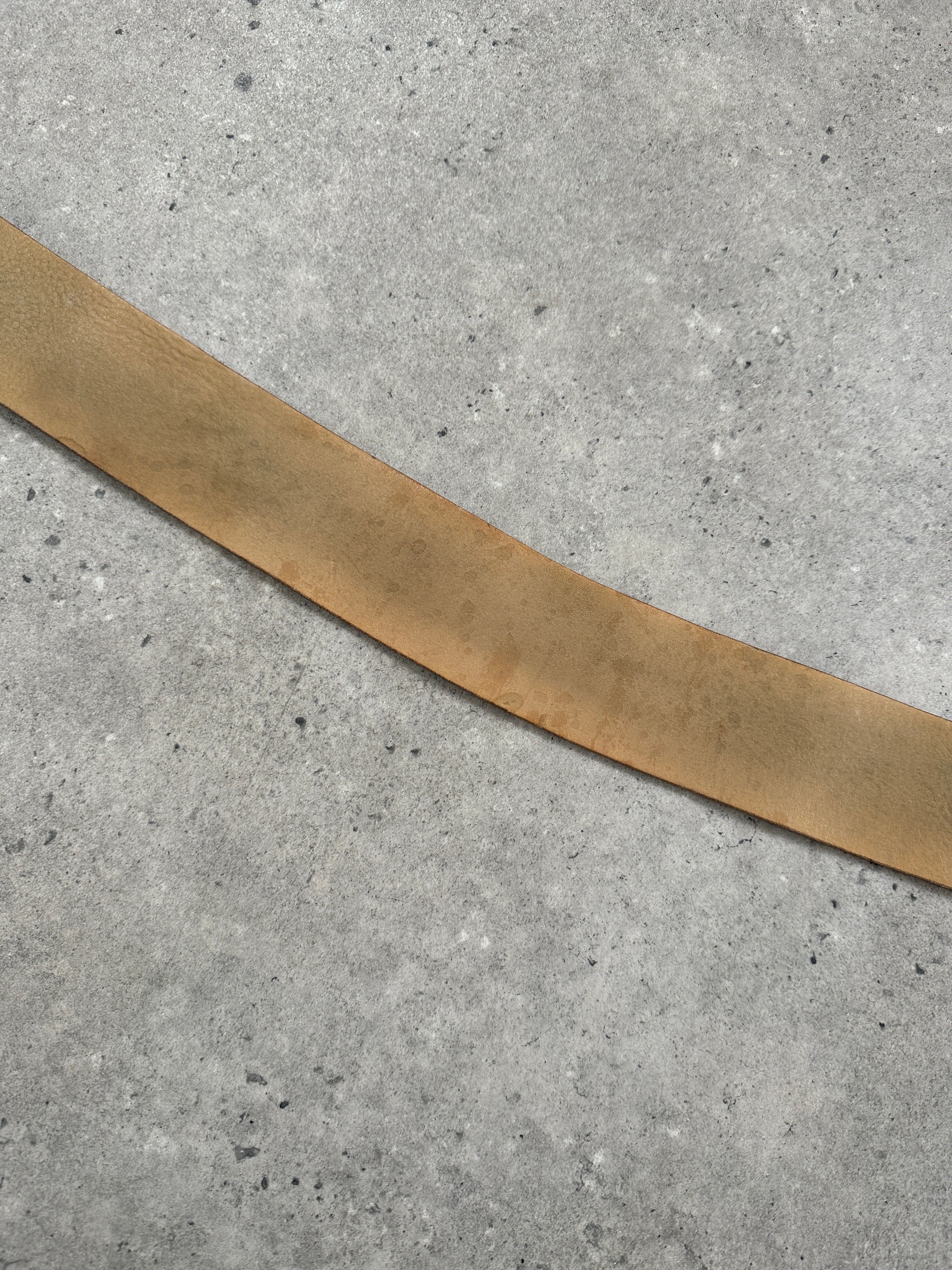 Vintage 1990s circular buckle leather belt, W32-36, featuring classic design and durable leather strap.