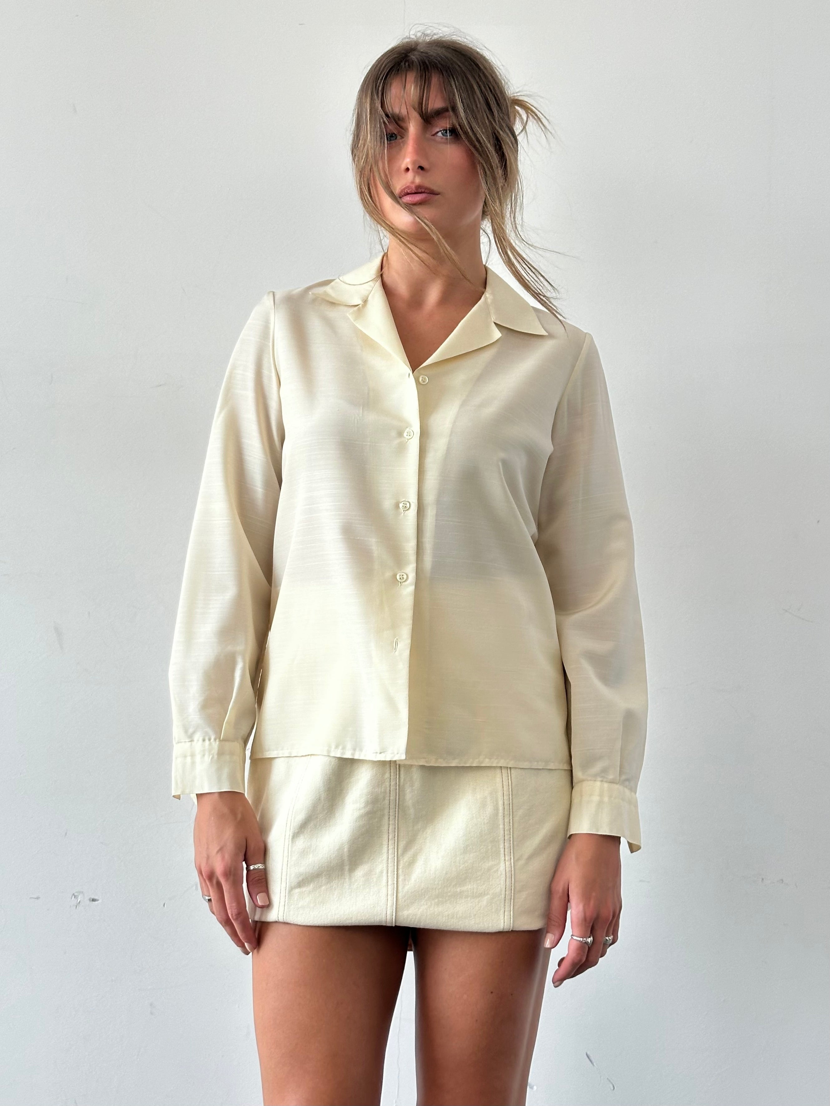 Vintage Italian silk blend blouse with open collar, featuring a stylish S/M fit and classic design.