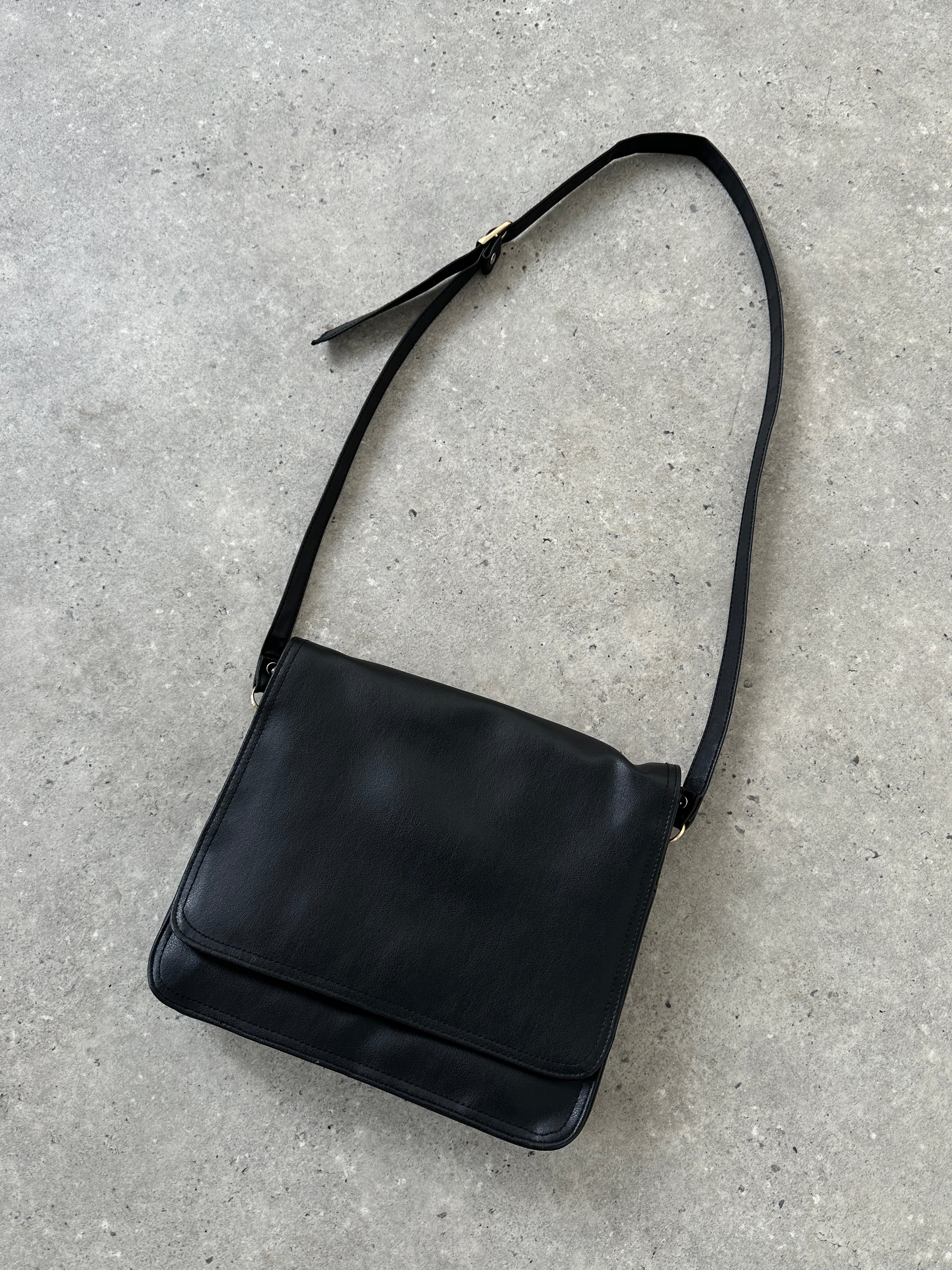 Vintage faux leather crossbody bag with adjustable strap and classic design, perfect for casual or stylish everyday use.