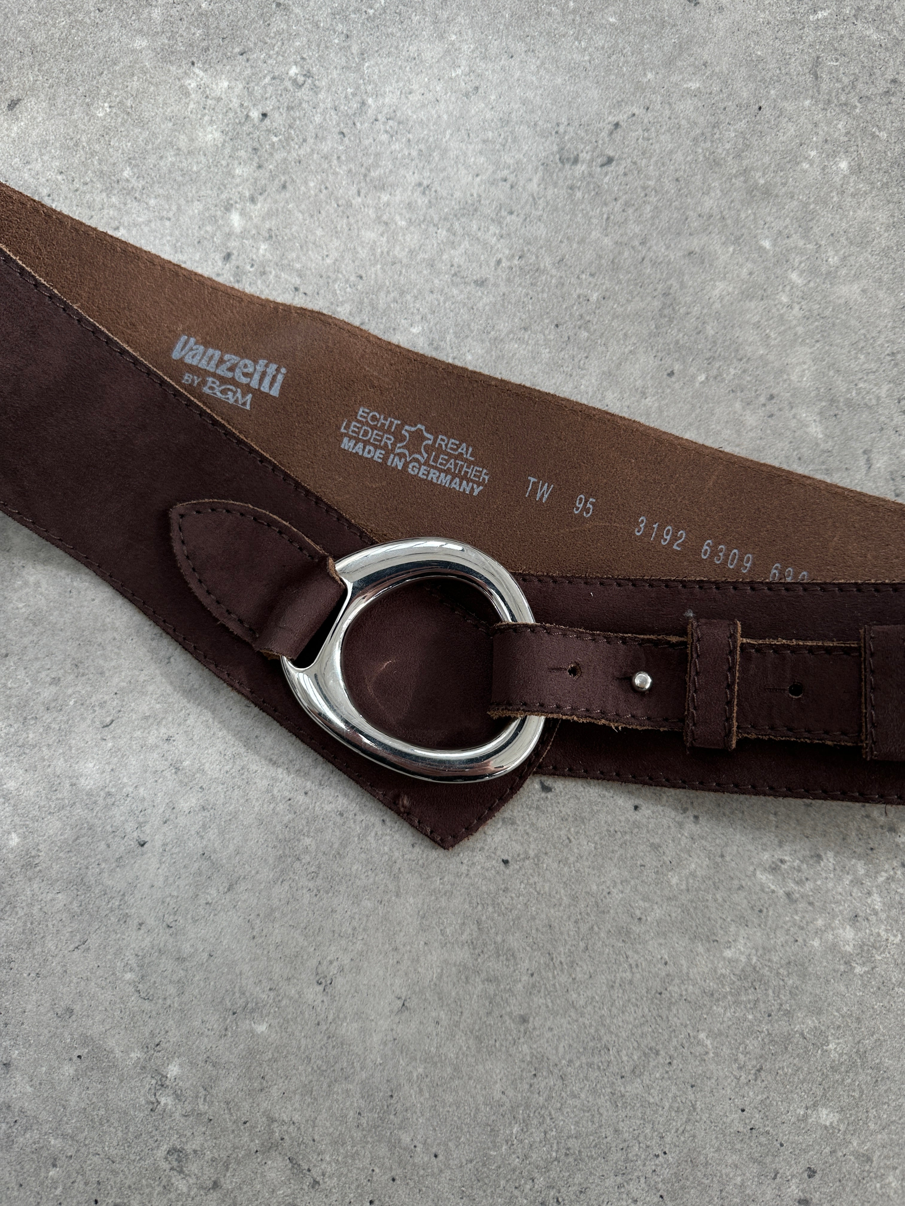 Vintage 1990s sculptural buckle suede belt in earthy tones, adjustable W36-40, featuring a unique vintage-inspired design.