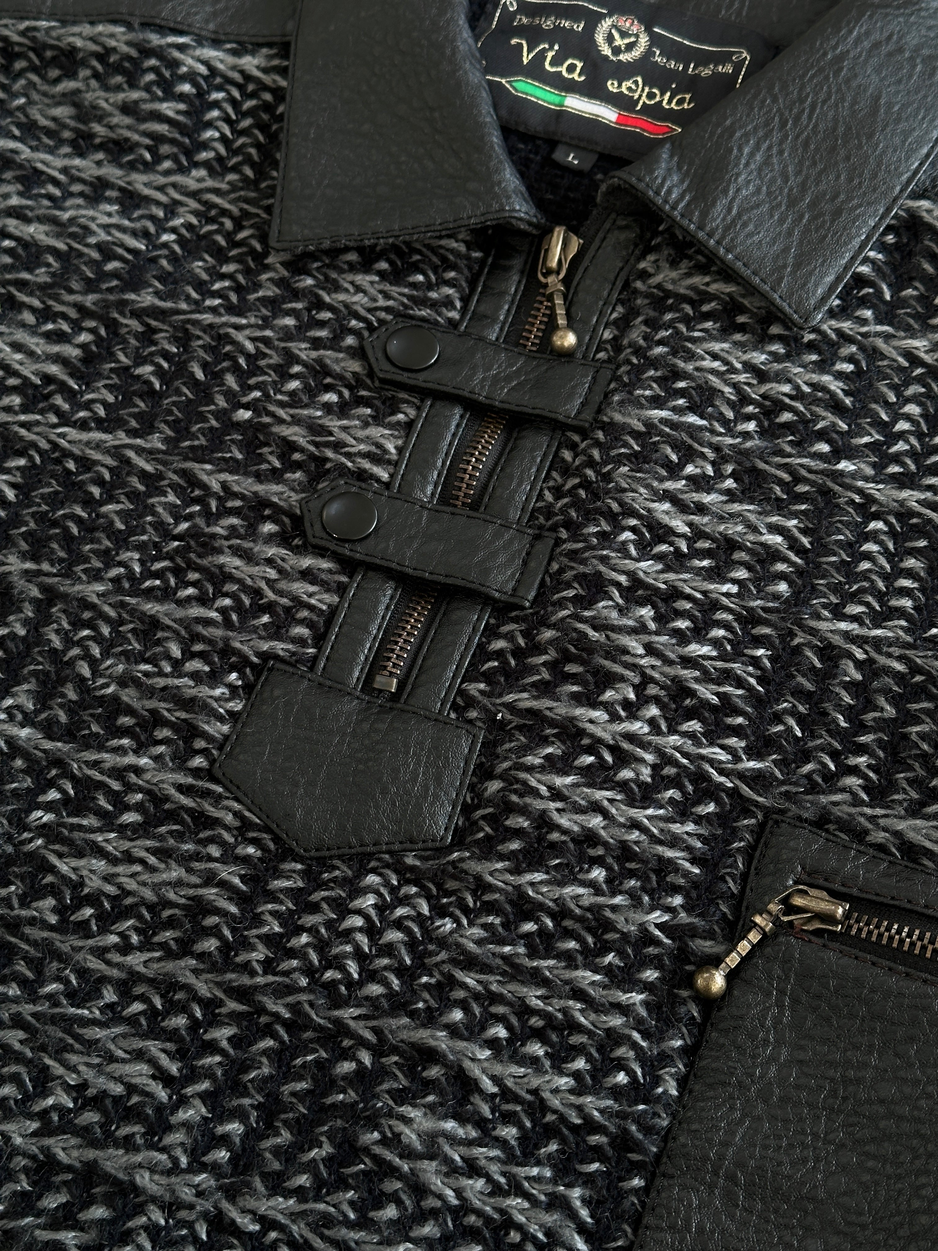 Vintage 1990s textured knitted polo jumper in size L/XL, featuring a classic design and cozy knit fabric.