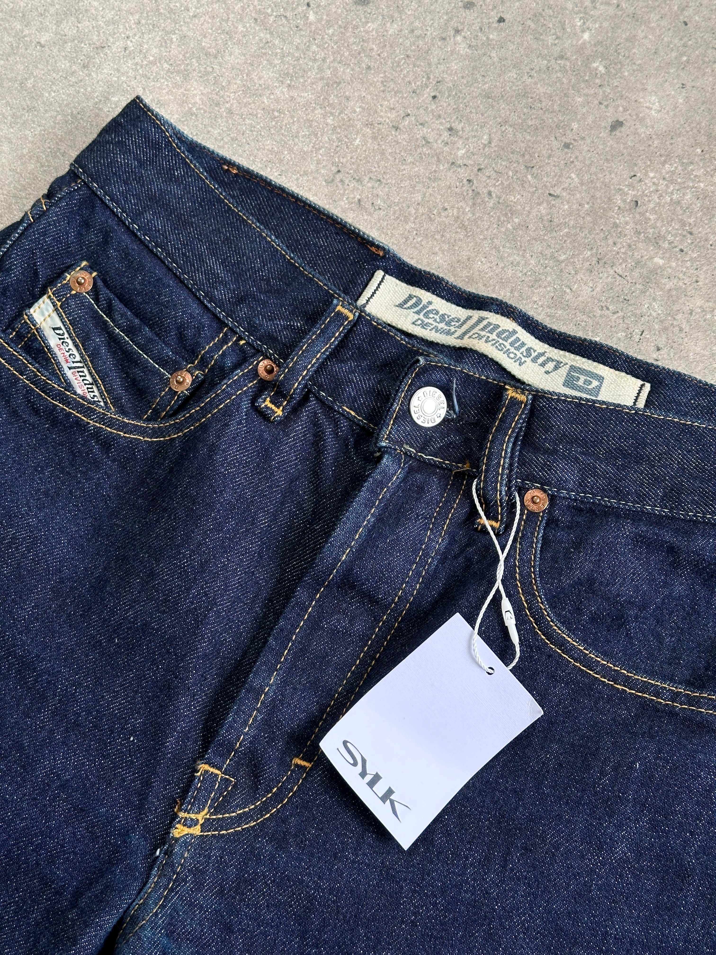 Diesel 575 Cochise 90s straight leg denim jeans in size W28, showing classic blue wash and five-pocket style.