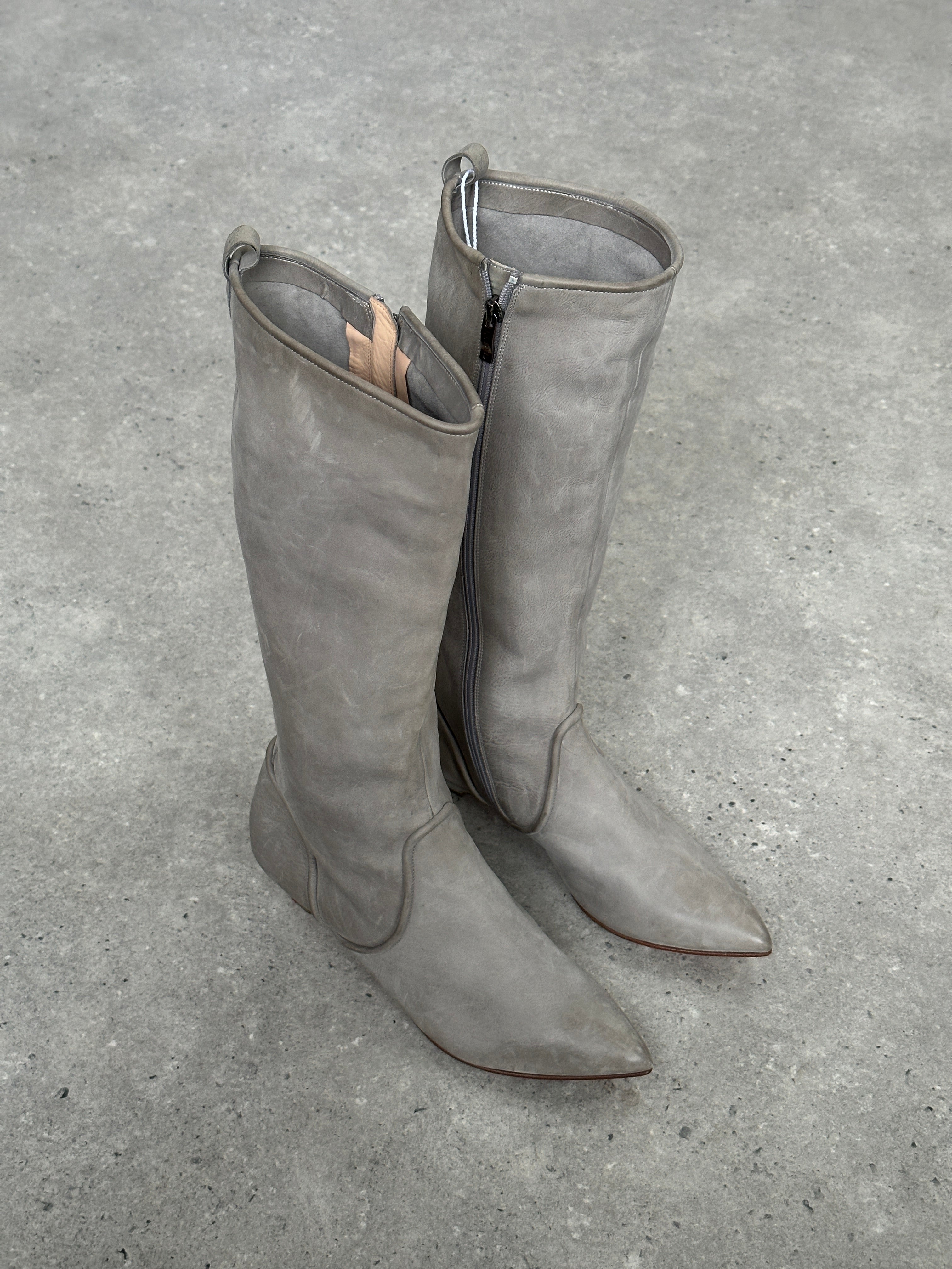Vintage Italian vintage nubuck leather knee boots with rounded toes and low heels, UK 3.5 / EUR 4.5.