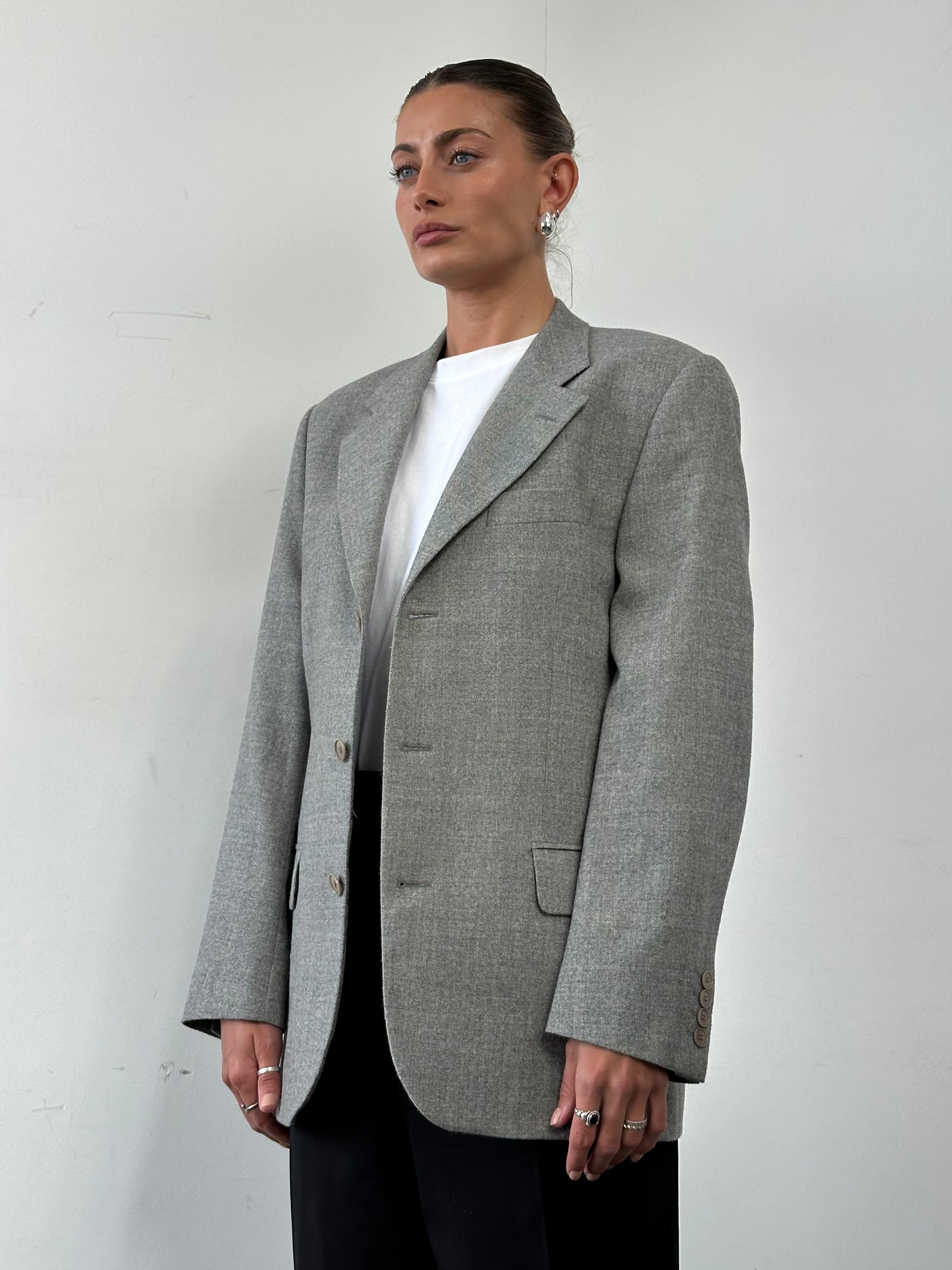 Vintage brushed wool single-breasted blazer in size M, featuring classic lapels and tailored fit, stylish and warm for casual or formal wear.